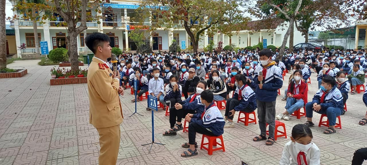 Lực lượng chức năng phối hợp với các trường học trên địa bàn huyện Quỳ Hợp tuyên truyền ATGT-PCMT. Ảnh CSCC