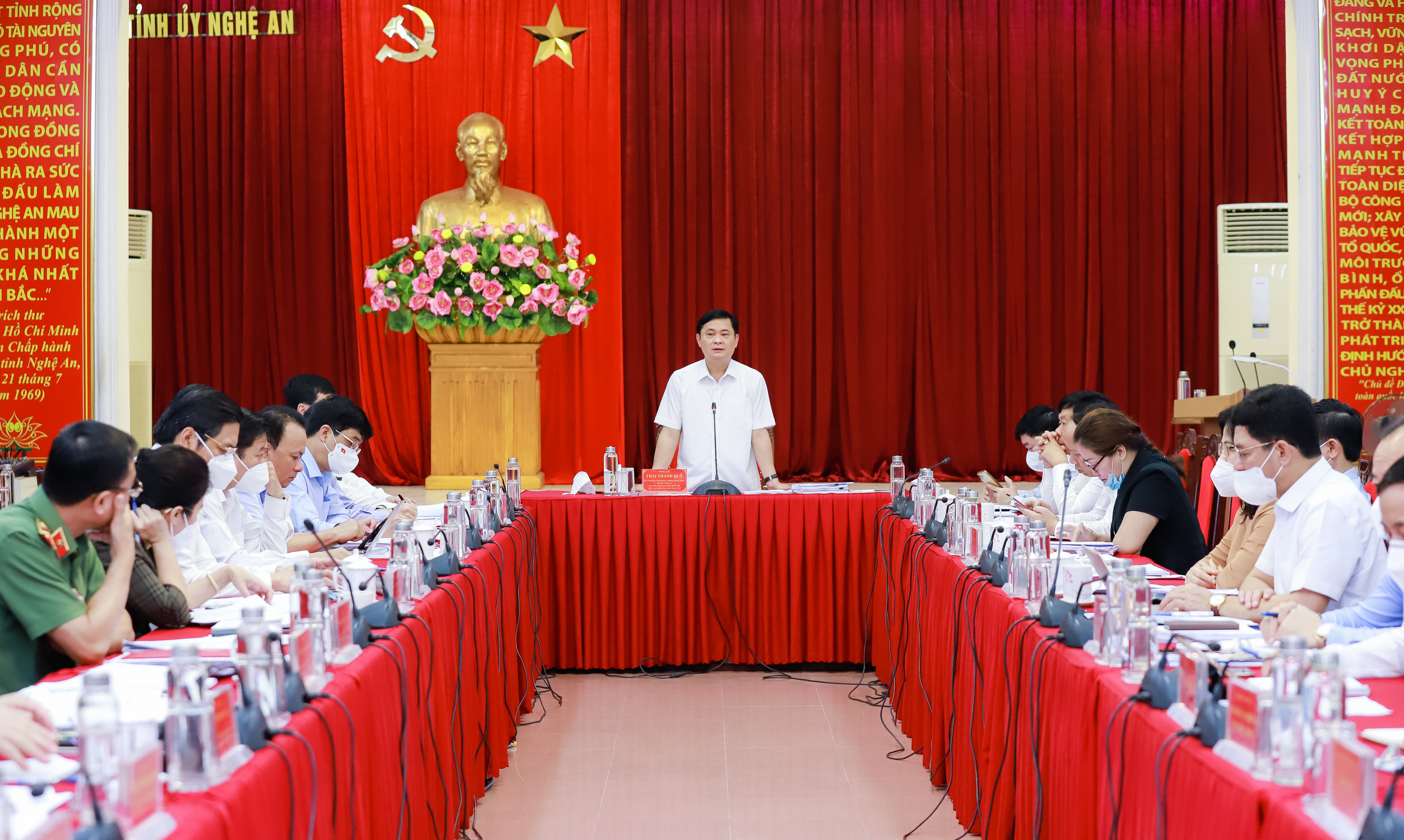 Toàn cảnh phiên họp thường kỳ tháng 3 của Ban Thường vụ Tỉnh ủy Nghệ An. Ảnh: Thành Duy