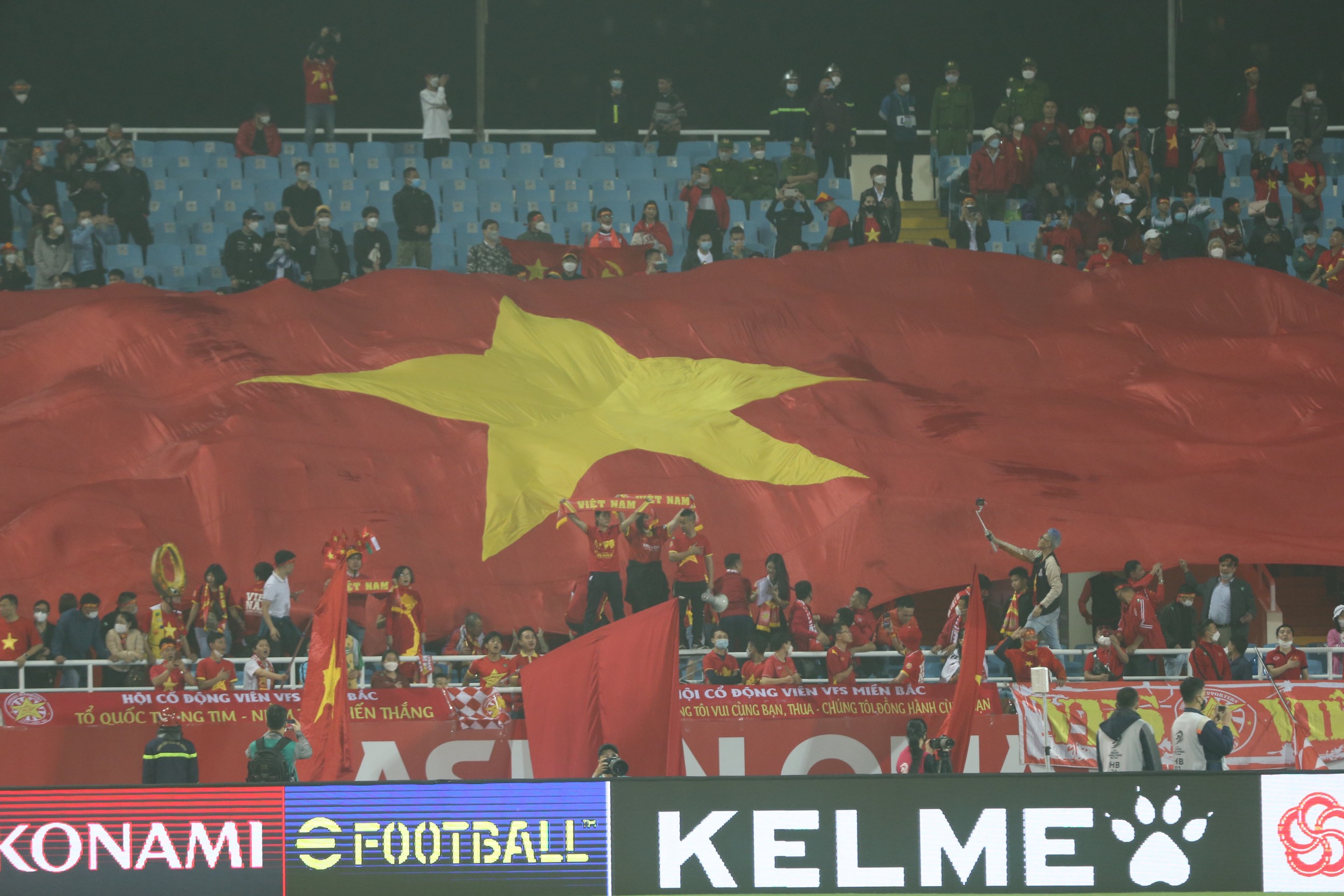 Các cổ động viên Việt Nam đã nhuộm đỏ sân Mỹ Đình trong trận đấu với Oman. Ảnh: Hải Hoàng