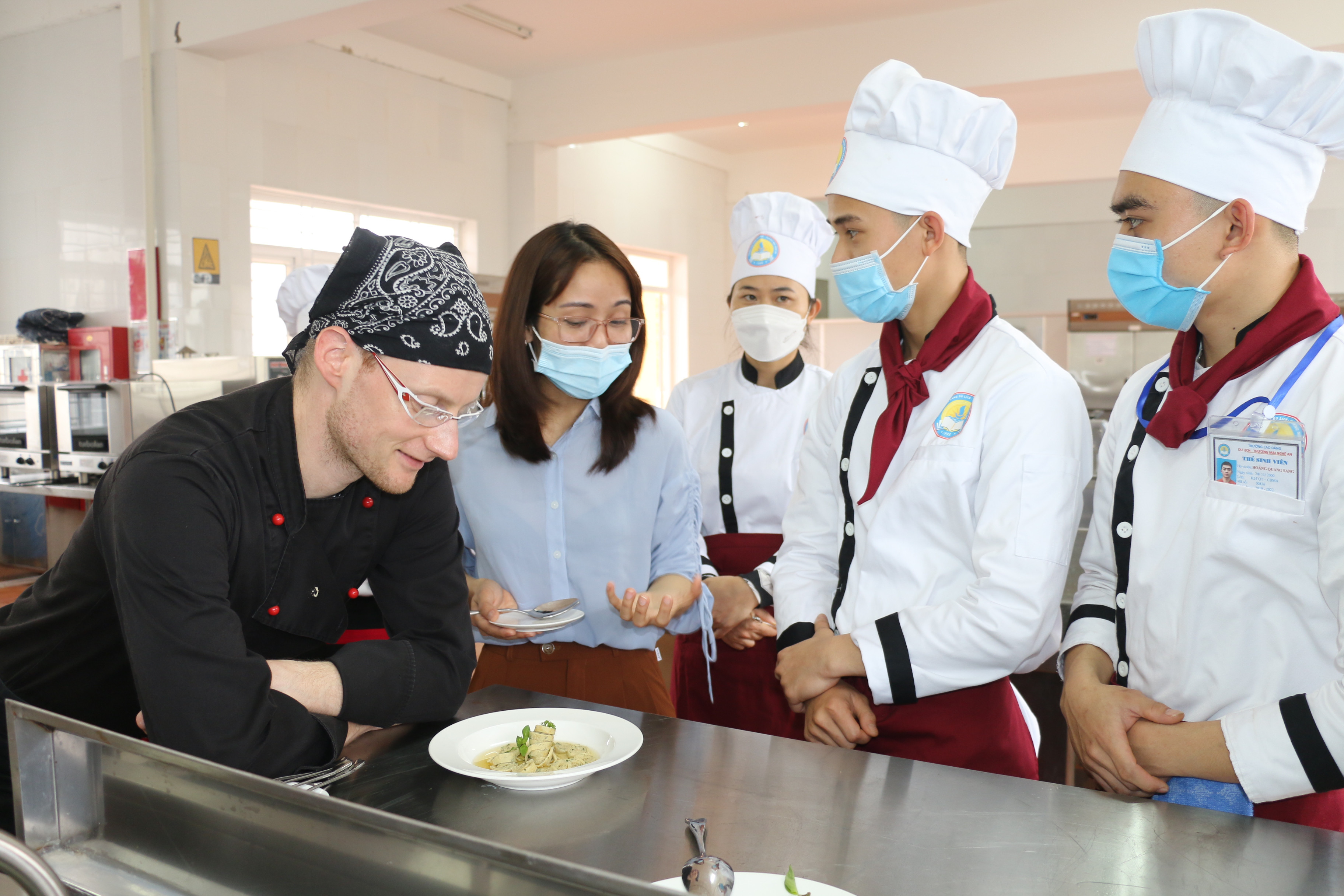 Chuyên gia Đức đang kiểm tra một bài tập của sinh viên chuyên ngành Kỹ thuật chế biến nấu ăn quốc tế tại Trường Cao đẳng Du lịch và thương mại Cửa Lò. Ảnh: MH