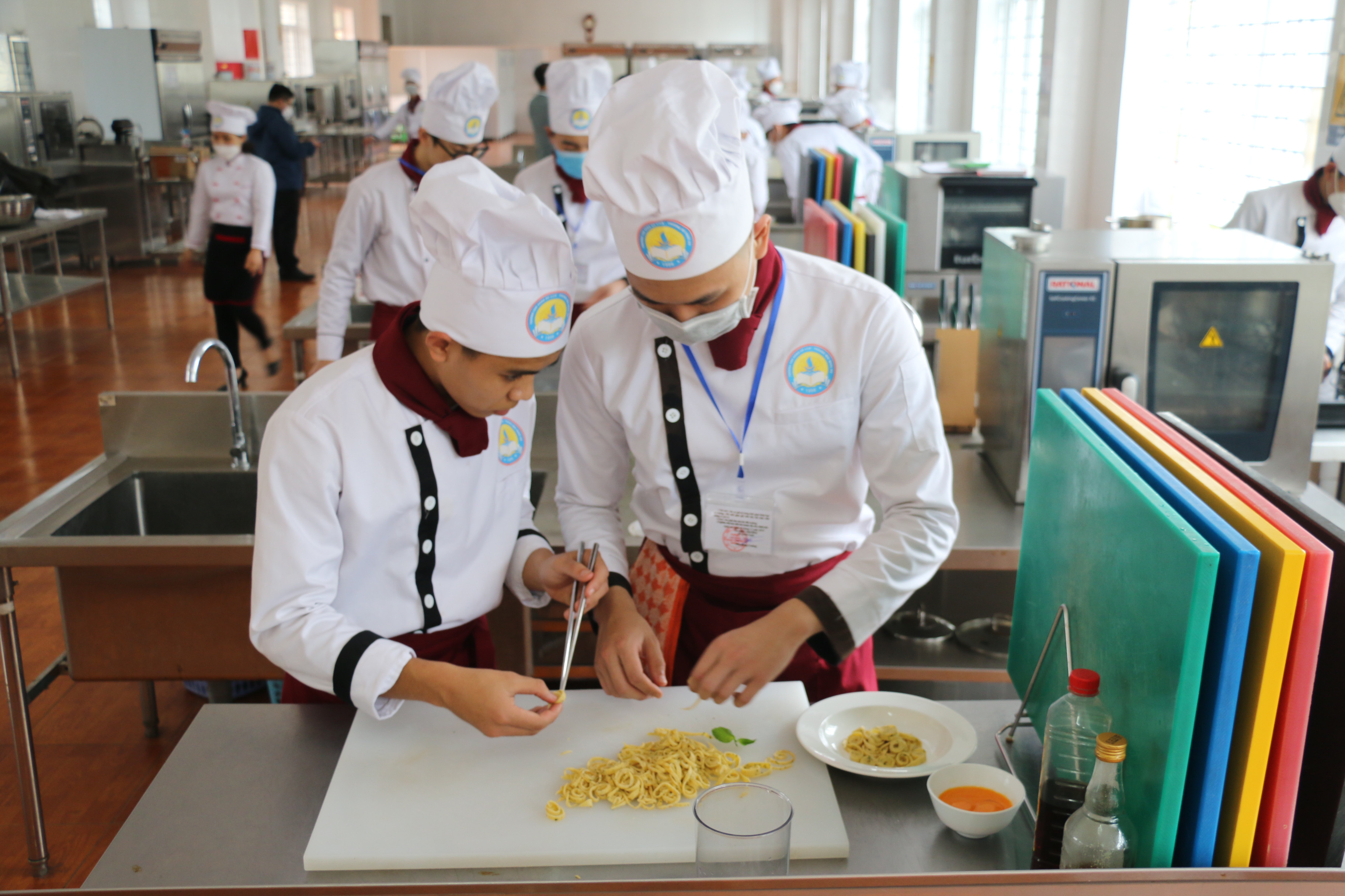 Giờ thực hành của sinh viên ngành Kỹ thuật chế biến nấu ăn - Trường Cao đẳng du lịch và thương mại Cửa Lò. Ảnh: MH