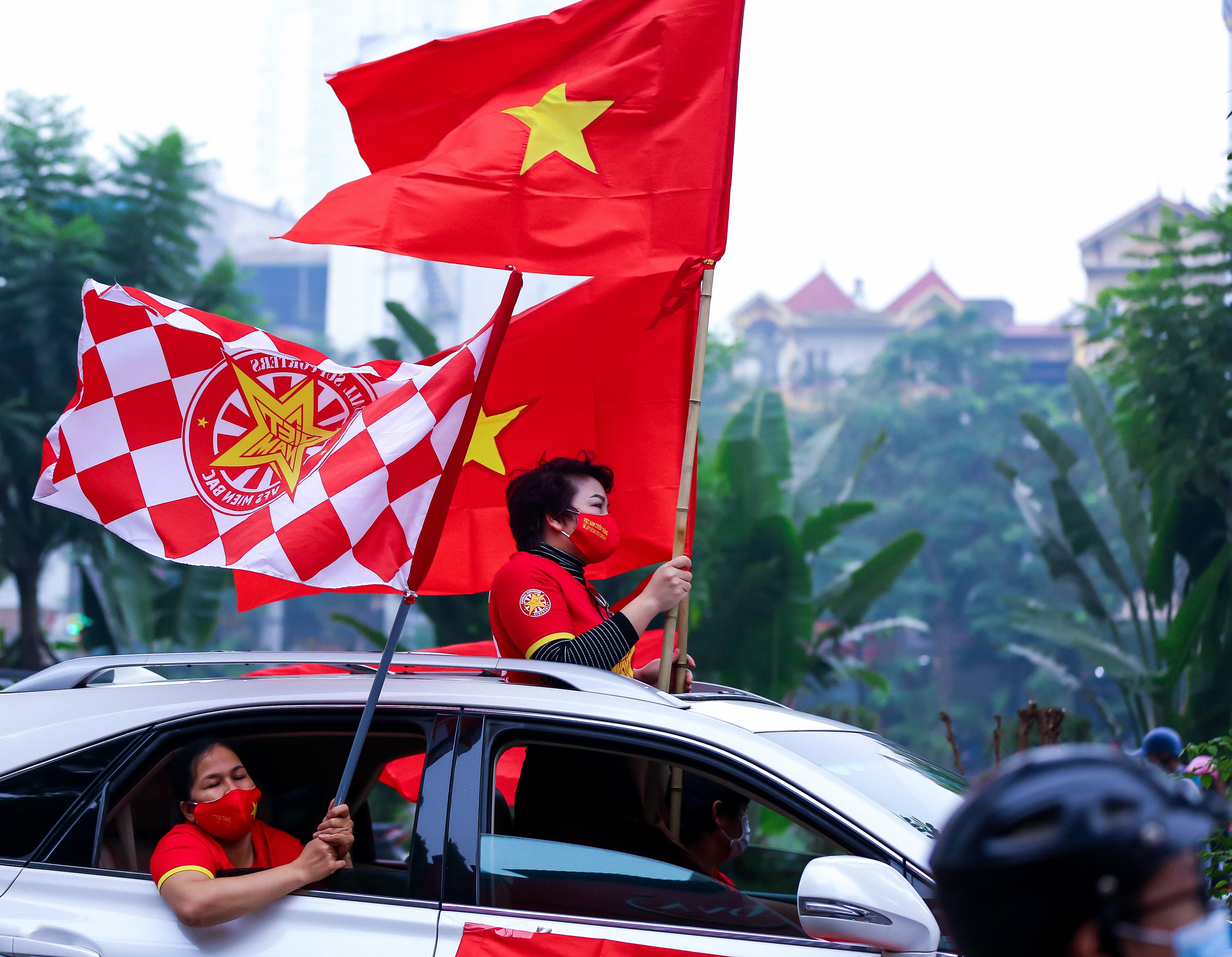 Đoàn diễu hành cùng với cờ đỏ sao vàng, khẩu hiệu cổ vũ tuyển Việt Nam diễu hành qua nhiều tuyến phố của thủ đô Hà Nội.
