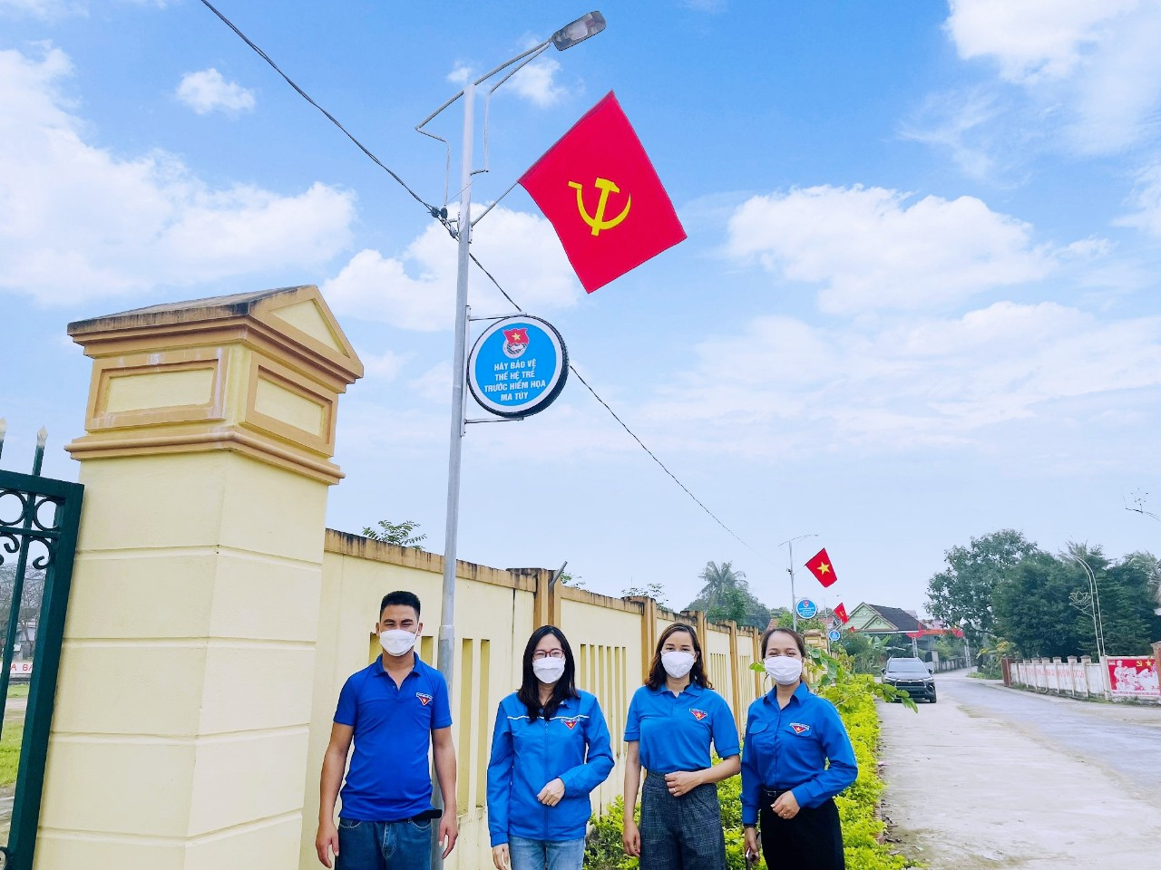 Đường cờ kết hợp đường điện và khẩu hiệu tuyên truyền hướng tới giáo dục thế hệ trẻ được triển khai rộng rãi ở nhiều địa phương. Ảnh: CSCC
