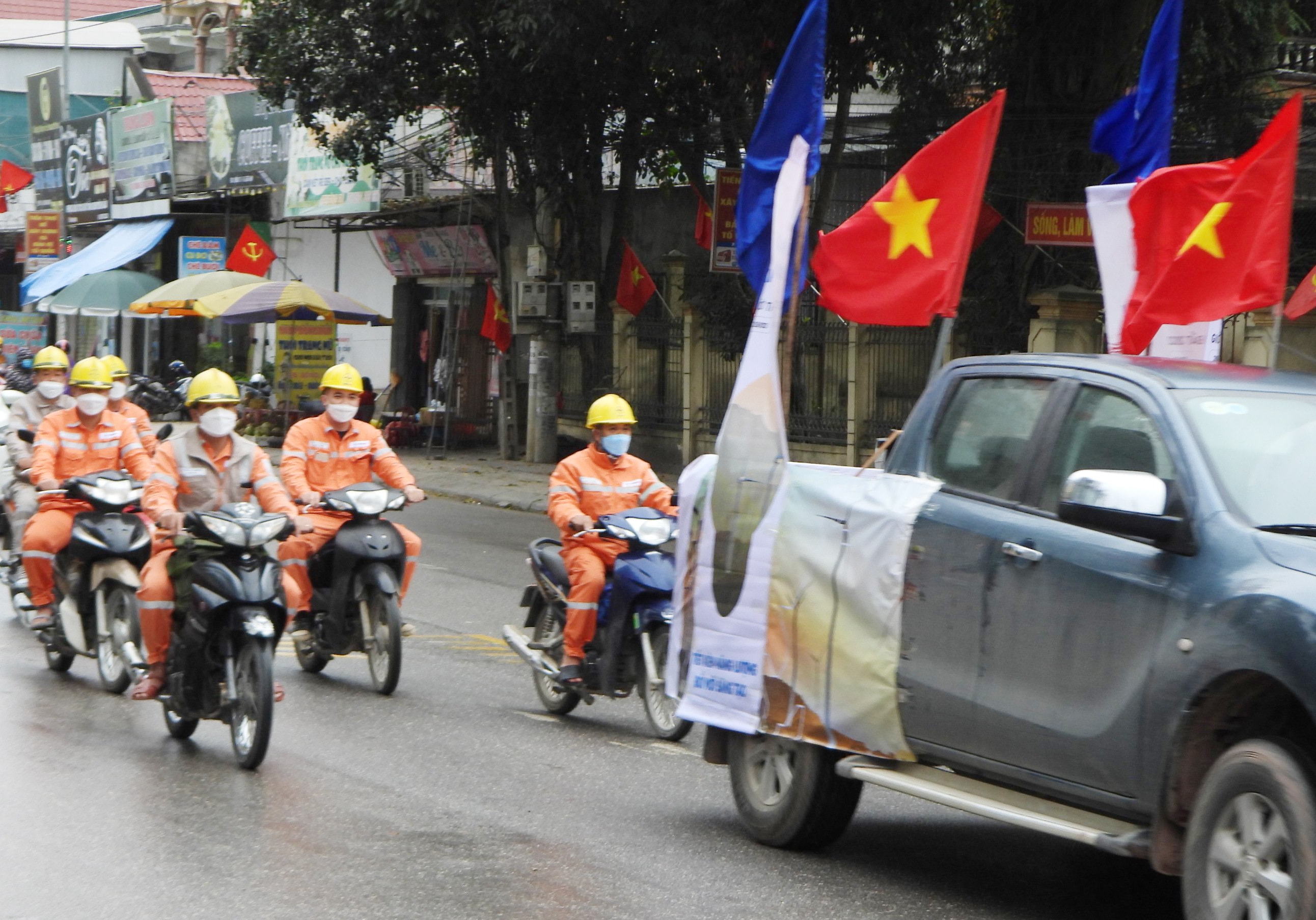 Công nhân Công ty Điện lực Nghệ An phát tờ rơi, tuyên truyền sử dụng điện tiết kiệm, an toàn và hiệu quả