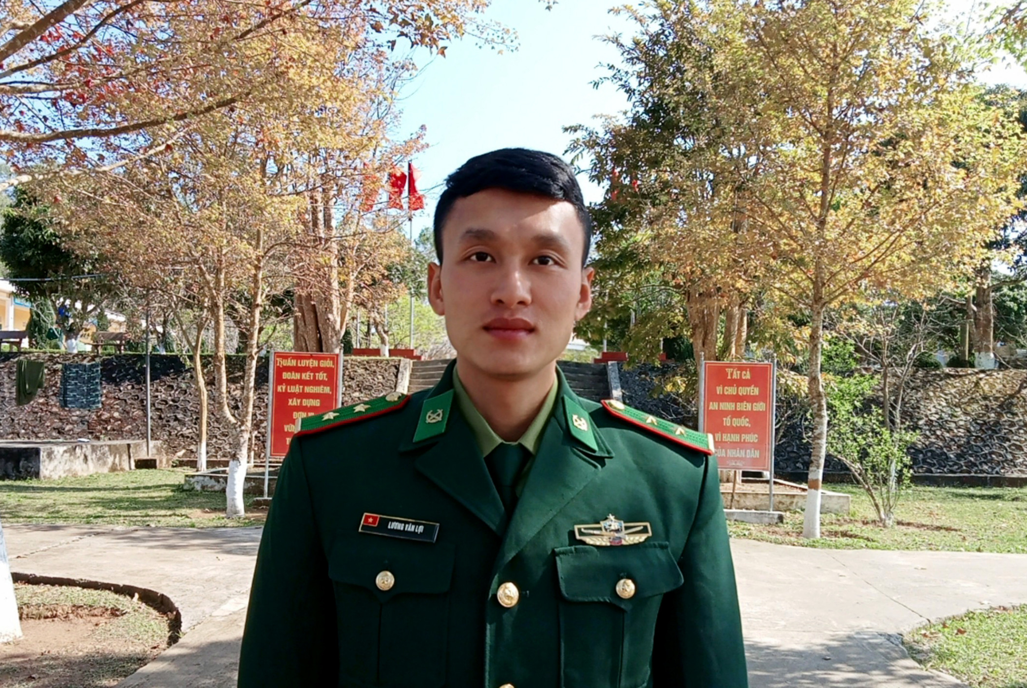 Thượng úy Lương Văn Lợi tốt nghiệp Học viện Biên phòng và hiện đang công tác tại Đồn biên phòng Keng đu (Kỳ Sơn), Ảnh: NVCC