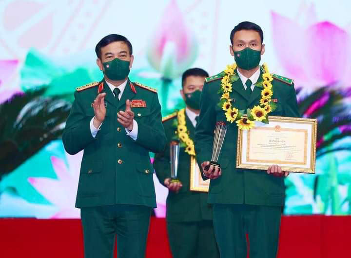 Thượng úy Lượng Văn Lợi được khen thưởng tại Lễ tuyên dương Gương mặt trẻ triển vọng toàn quân năm 2021. 