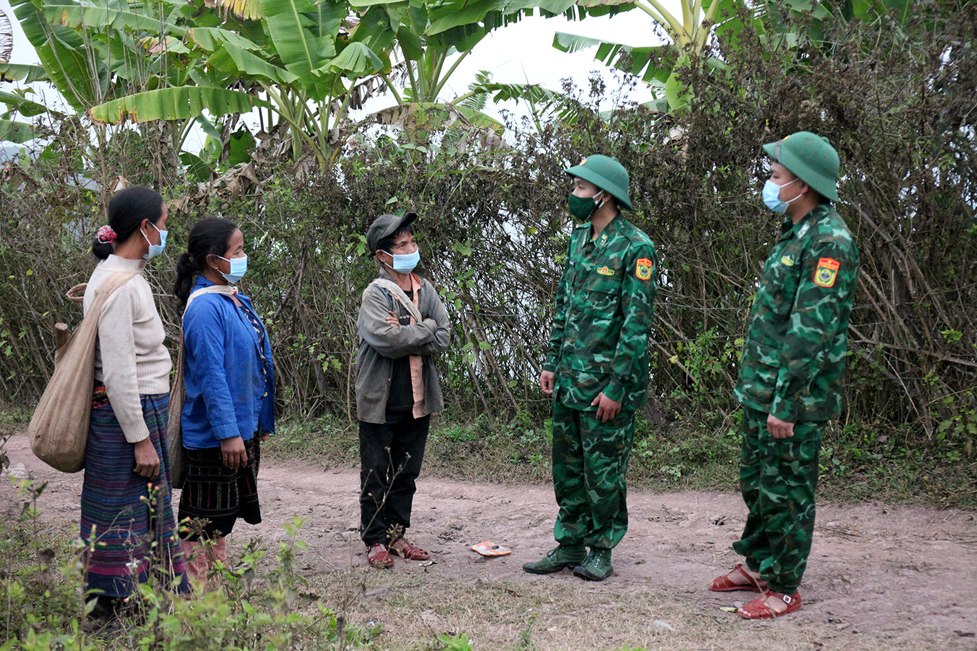 Những năm qua, Bộ đội biên phòng Nghệ An thực hiện “3 cùng” với nhân dân vùng biên để giữ bình yên vùng cao biên giới. Ảnh: Hải Thượng.