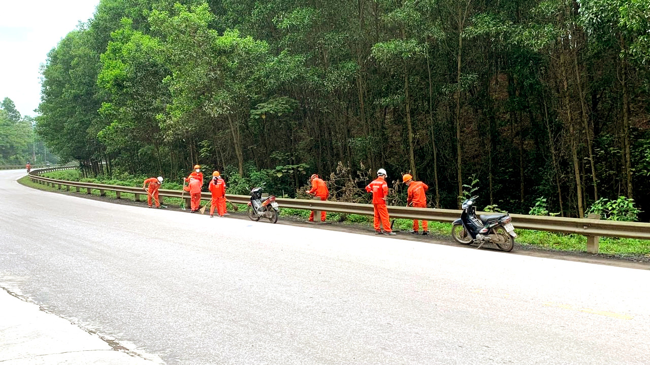 Đoàn viên thanh niên Công ty CP Xi măng Sông Lam tham gia làm sạch cung đường N5 - đoạn gần Nhà máy xi măng Đô Lương. Ảnh Nguyễn Song