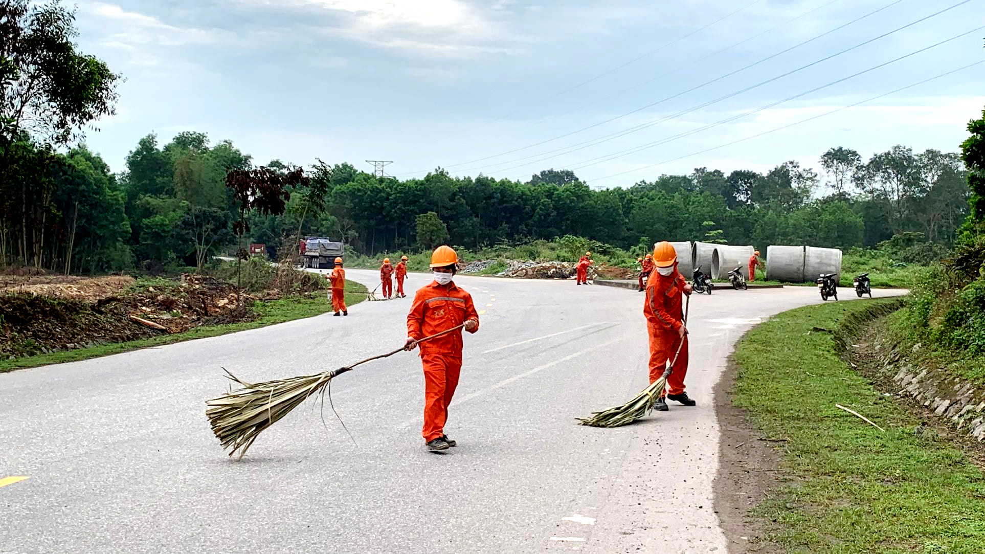 Hoạt động làm sạch các cung đường thuộc tuyến N5, D4 được đoàn viên thanh niên và đoàn viên Công đoàn Công ty CP Xi măng Sông Lam duy trì liên tục. Ảnh Nguyễn Song