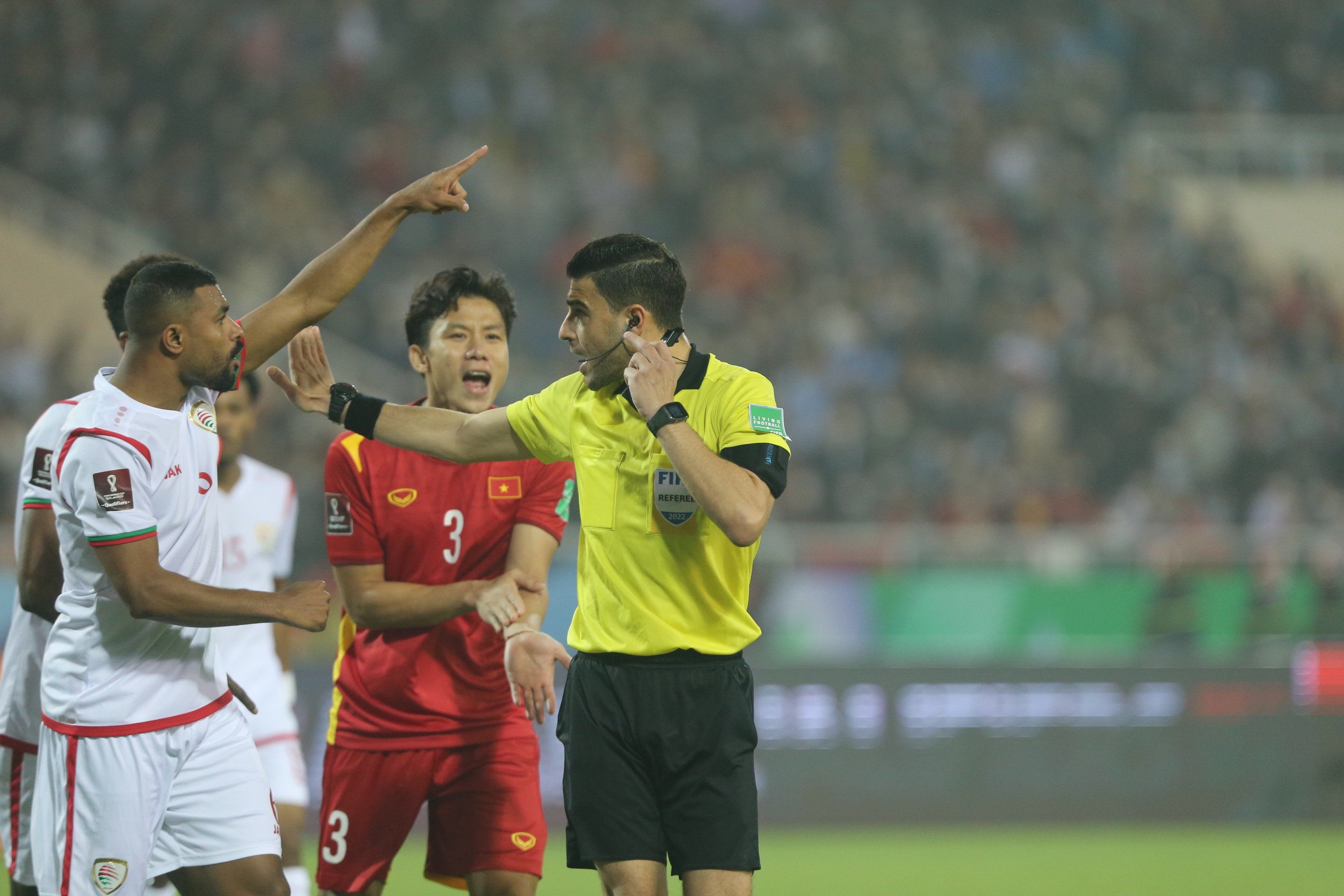 Một trong những tình huống gây tranh cãi, khi từ cú sút của Quế Ngọc Hải bóng bay vào tay của hậu vệ Oman. Nhưng sau khi trọng tài tham khảo VAR và đã không cho Việt Nam được hưởng quả đá phạt penalty.