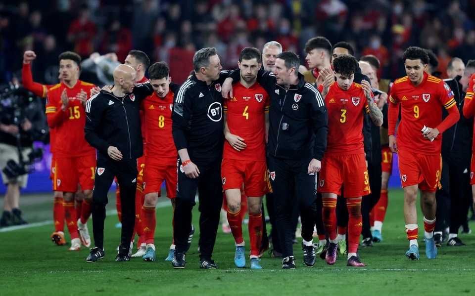 Niềm vui của các cầu thủ xứ Wales khi được vào chung kết play-off World Cup