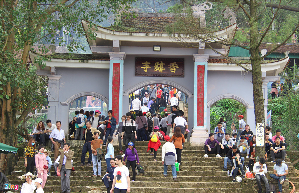 Hàng năm, đông đảo Phật tử hành hương về chùa Hương Tích chiêm bái, lễ Phật. Nguồn: Zing.vn