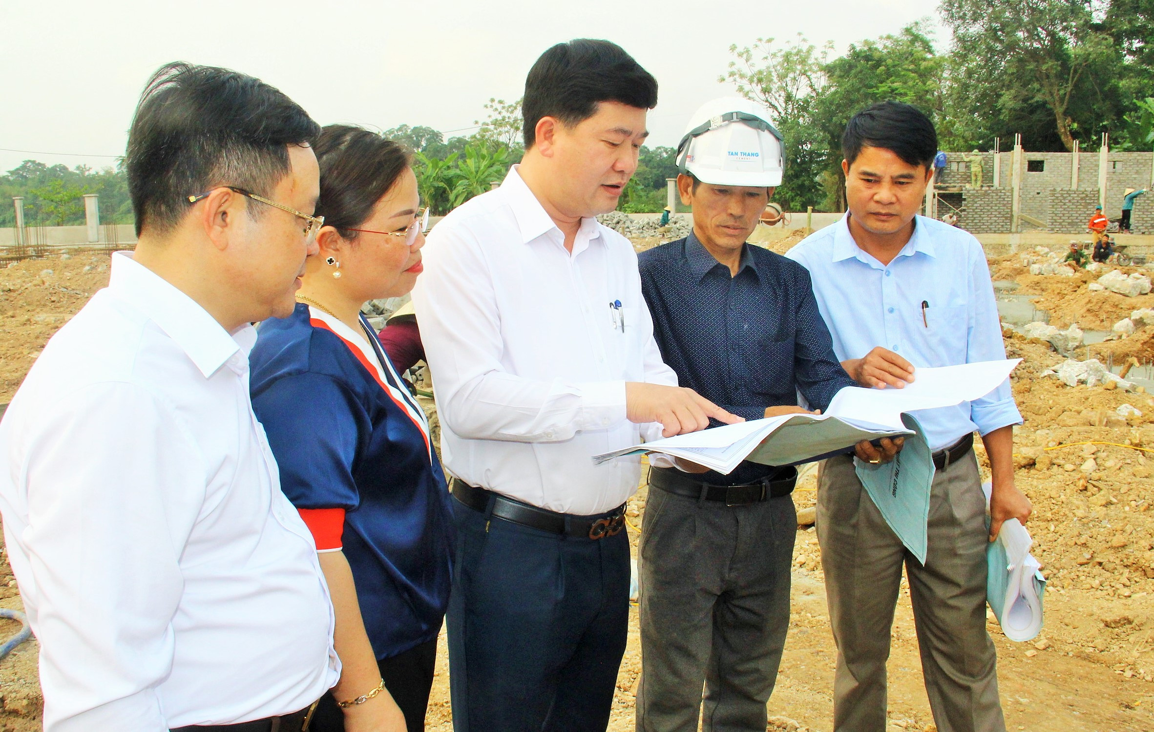 Lãnh đạo  huyện Anh Sơn kiểm tra tiến độ dự án đầu tư trên địa bàn. Ảnh: TL Hoàng Vĩnh