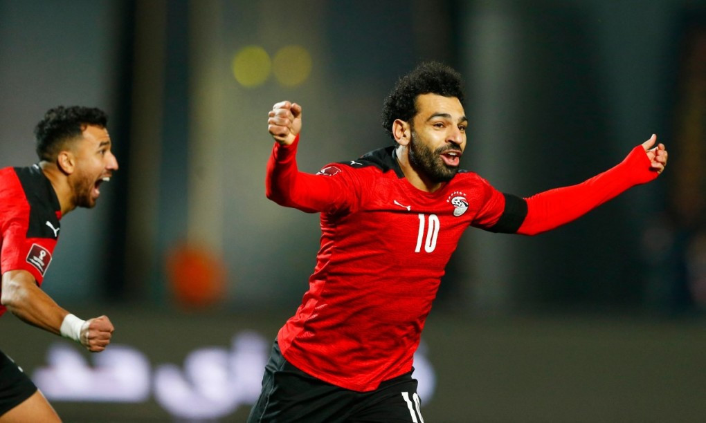 Salah vui mừng sau khi giúp Ai Cập mở tỷ số. Ảnh: AFP.