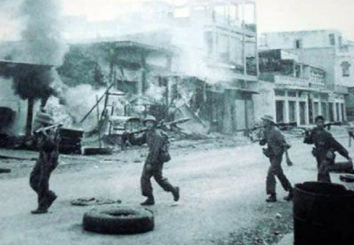 Quân giải phóng tiến vào đập tan cánh cửa Xuân Lộc
