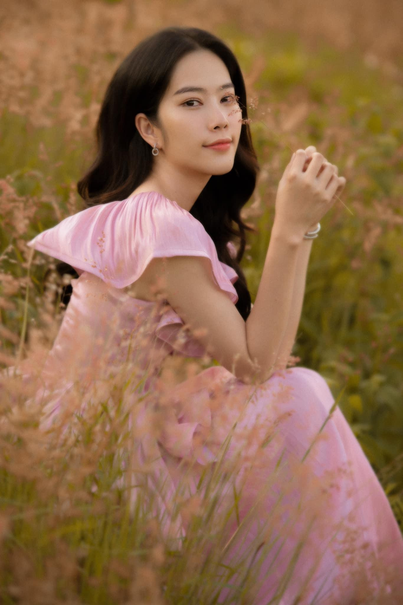 Nam Em từng giành giải Hoa Khôi Đồng Bằng Sông Cửu Long 2015 và lọt Top 8 Miss Earth 2016.