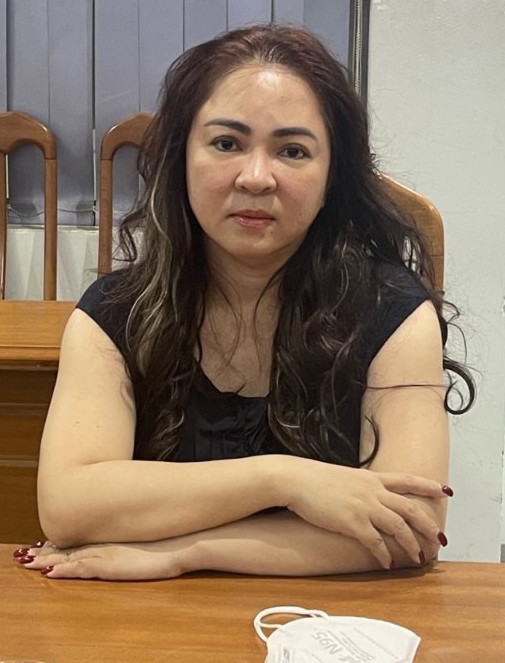 Bà Nguyễn Phương Hằng tại cơ quan điều tra tối 24/3. Ảnh: Công an TP HCM