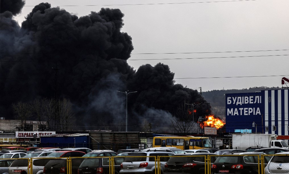 Cột khói bốc lên từ địa điểm bị không kích tại Lviv, miền tây Ukraine, hôm 26/3. Ảnh: AFP.