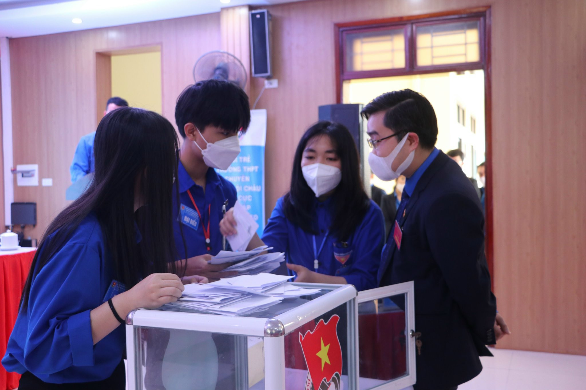 Đại diện lãnh đạo Trung ương Đoàn theo dõi công tác kiểm phiếu tại Đại hội Đoàn Trường THPT chuyên Phan Bội Châu. Ảnh: CSCC