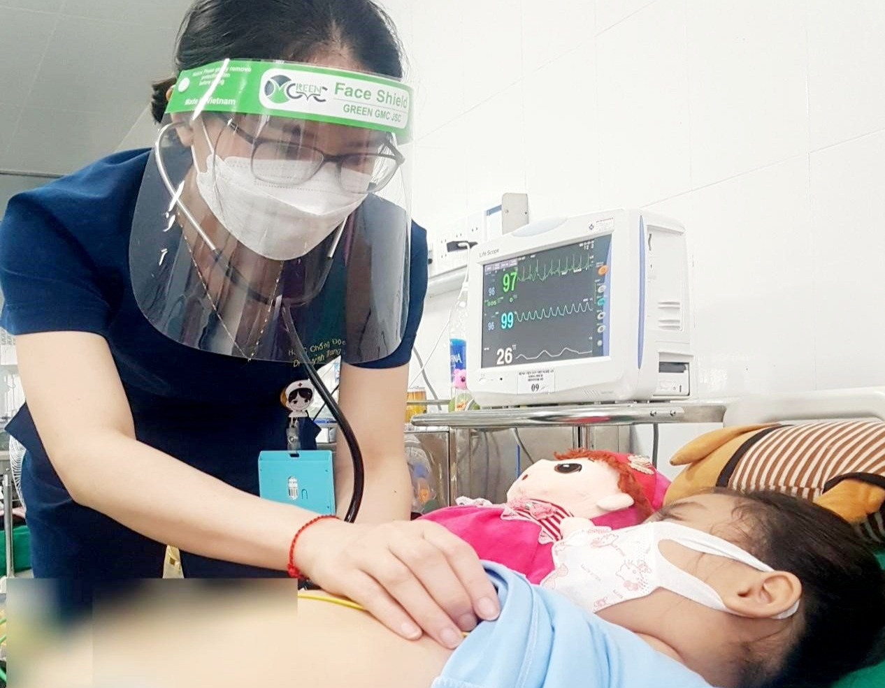 Cháu N.K được điều trị tích cực tại Bệnh viện Sản Nhi Nghệ An. Ảnh: Hoàng Yến