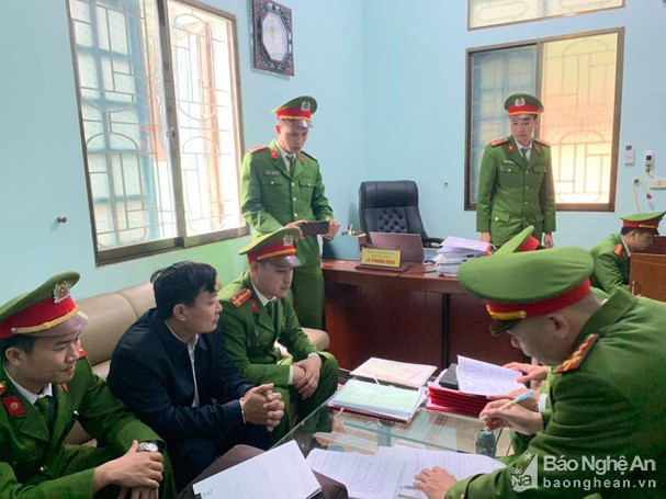 Lực lượng chức năng khám xét nơi làm việc của ông Nguyễn Phùng Diệu. Ảnh tư liệu TH