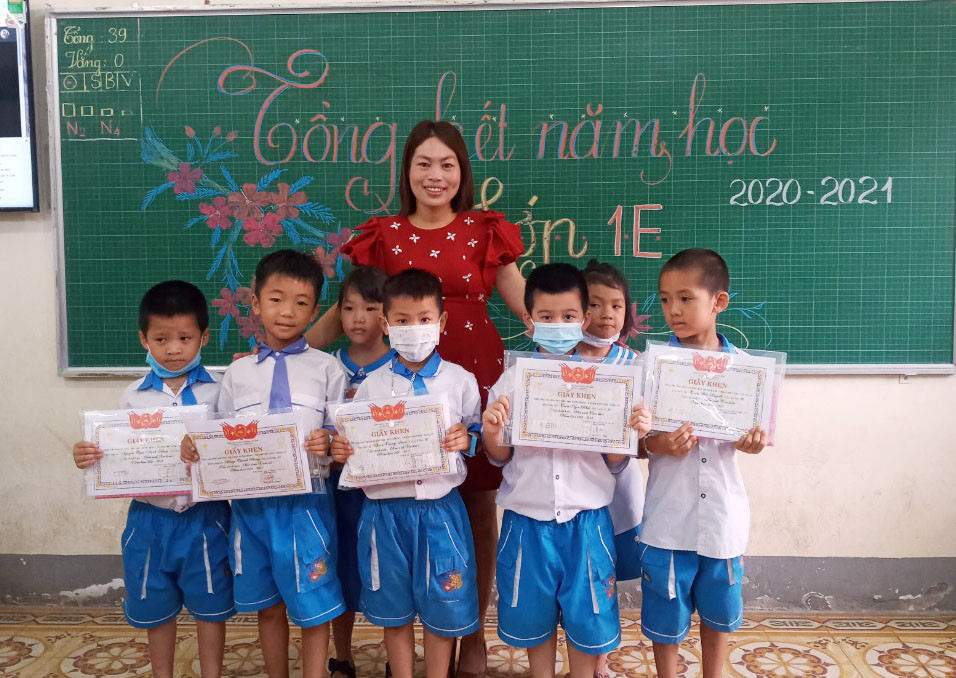 Cô giáo Nguyễn Thị Nhung và các học trò. Ảnh: PV.