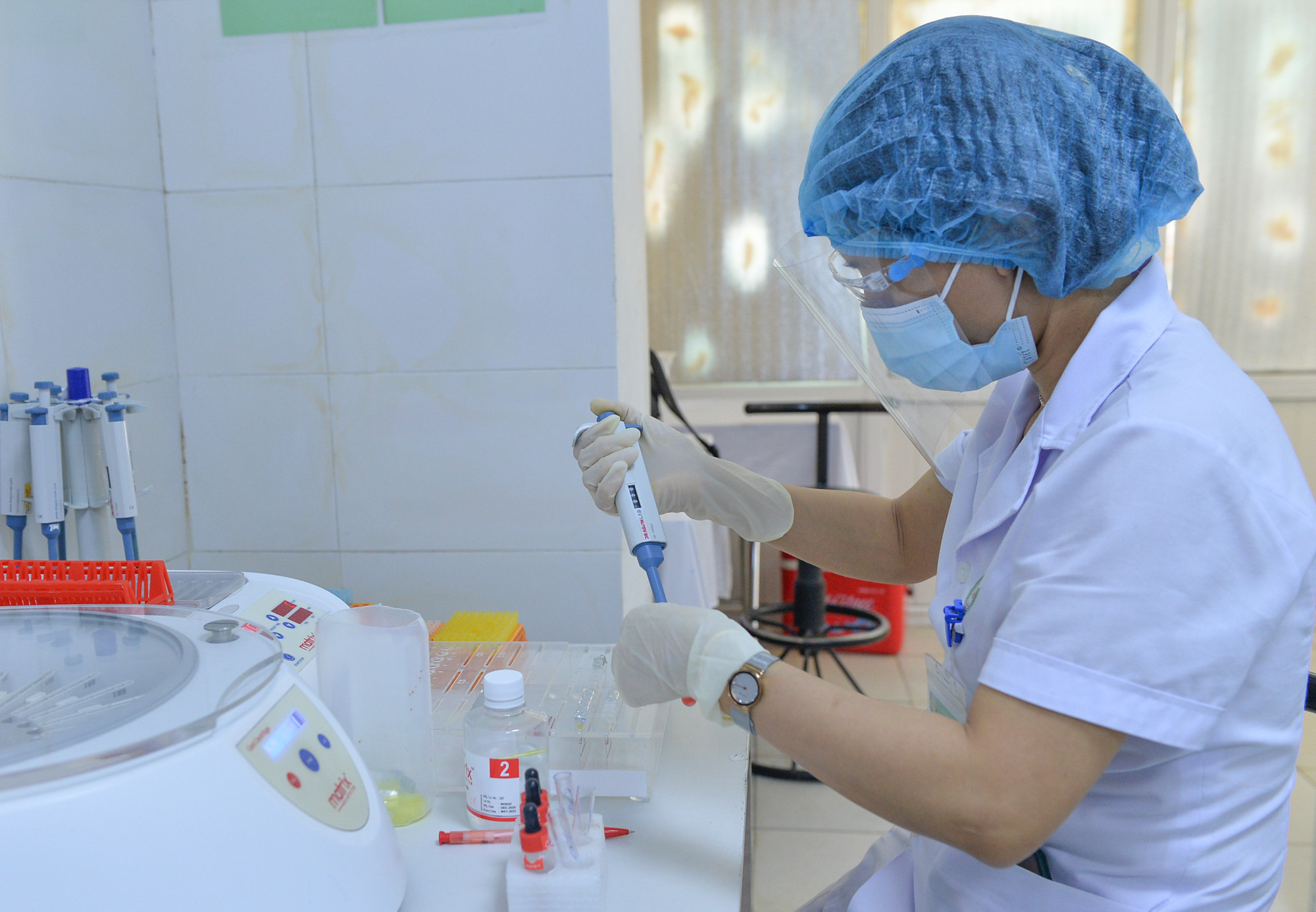 Xét nghiệm sàng lọc, sản xuất các chế phẩm máu tại Trung tâm Huyết học và Truyền máu Nghệ An. Ảnh: Thành Chung