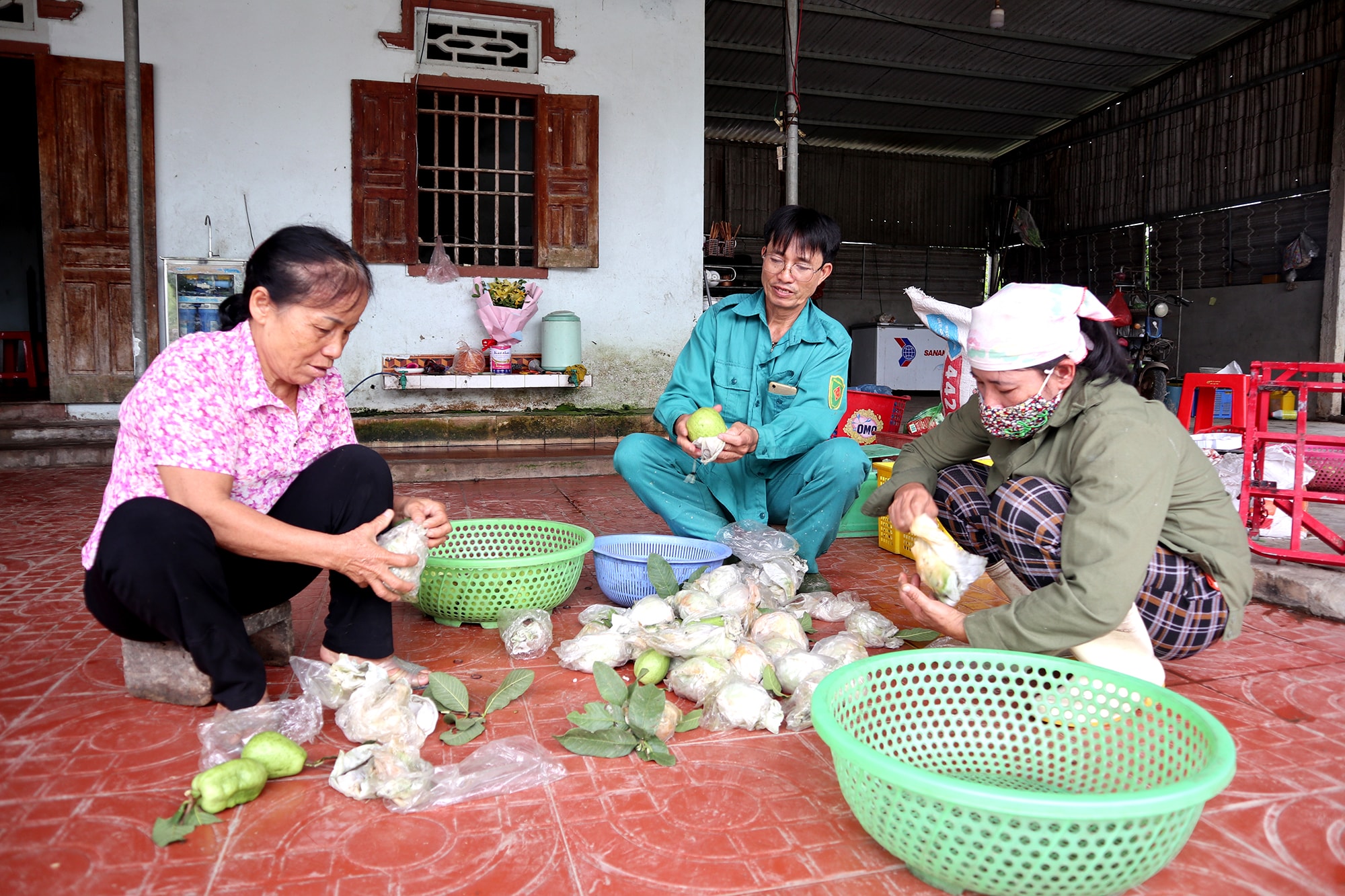 Còn nếu bán lẻ ở chợ thì không được dán tem nhãn vì sẽ làm đội giá thành sản phẩm, khó cạnh tranh trên thị trường. Ảnh: Thanh Phúc