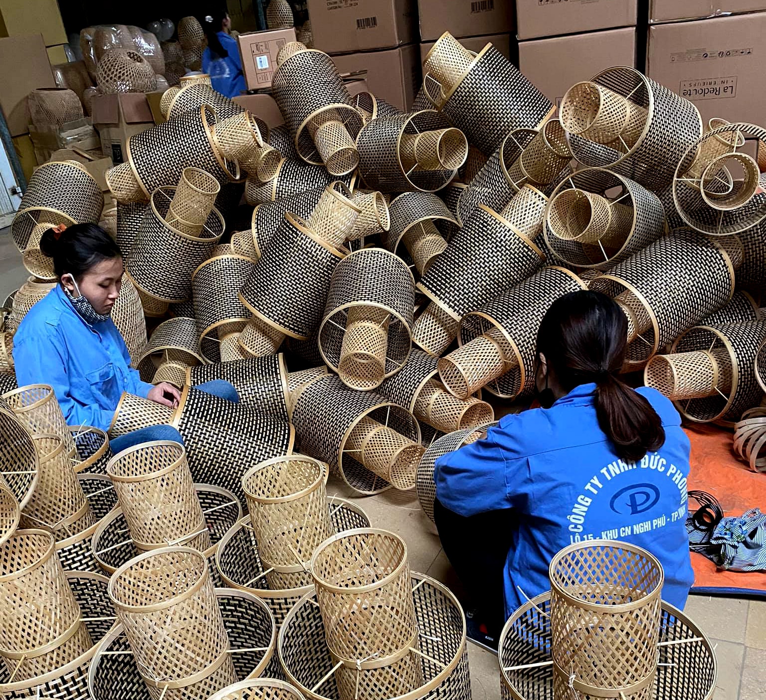 Một khâu sản xuất đèn lồng tại công ty TNHH Đức Phong. Ảnh: Thanh Phúc