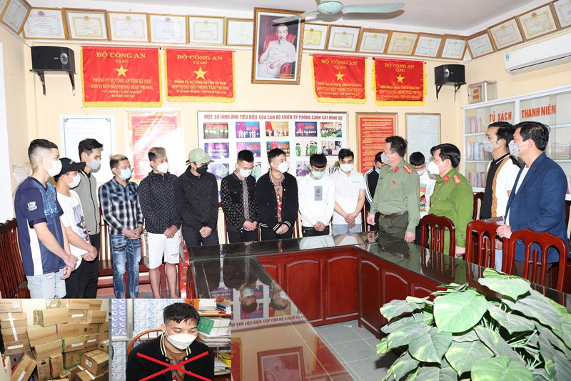 Đại tá Nguyễn Quốc Hùng, Giám đốc Công an tỉnh Hà Nam trực tiếp lấy lời khai của nhóm đối tượng.