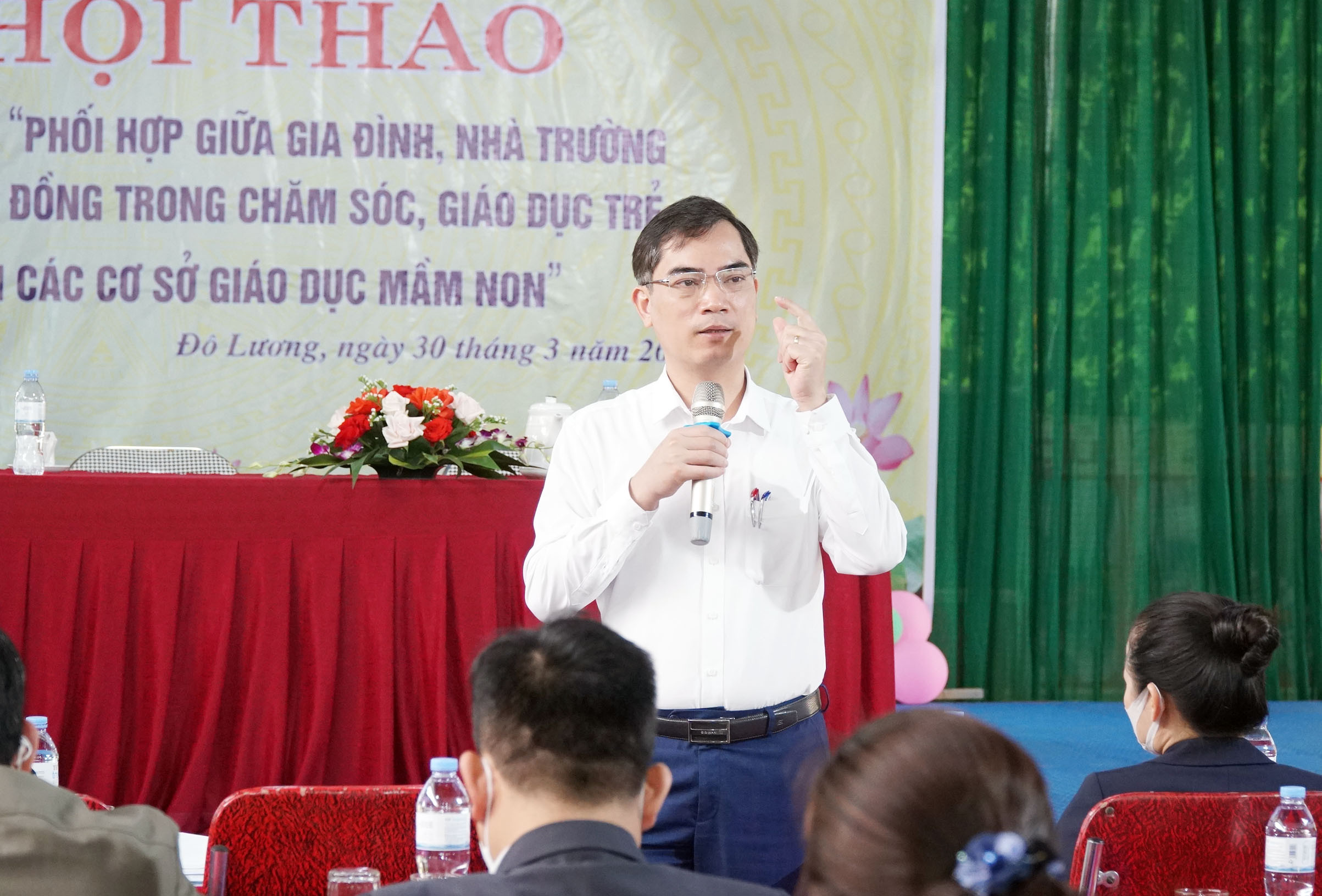 Phó Giám đốc Sở Giáo dục và Đào tạo Nguyễn Văn Khoa phát biểu tại hội thảo. Ảnh: MH