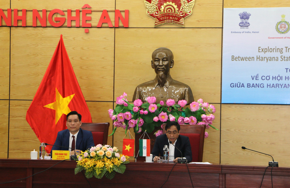 Ông Cao Minh Tú- Phó Giám đốc Sở Công thương Nghệ An phát biểu giới thiệu tiềm năng thương mại, xuất khẩu giữa Nghệ An và Ấn Độ. Ảnh: Nguyễn Hải