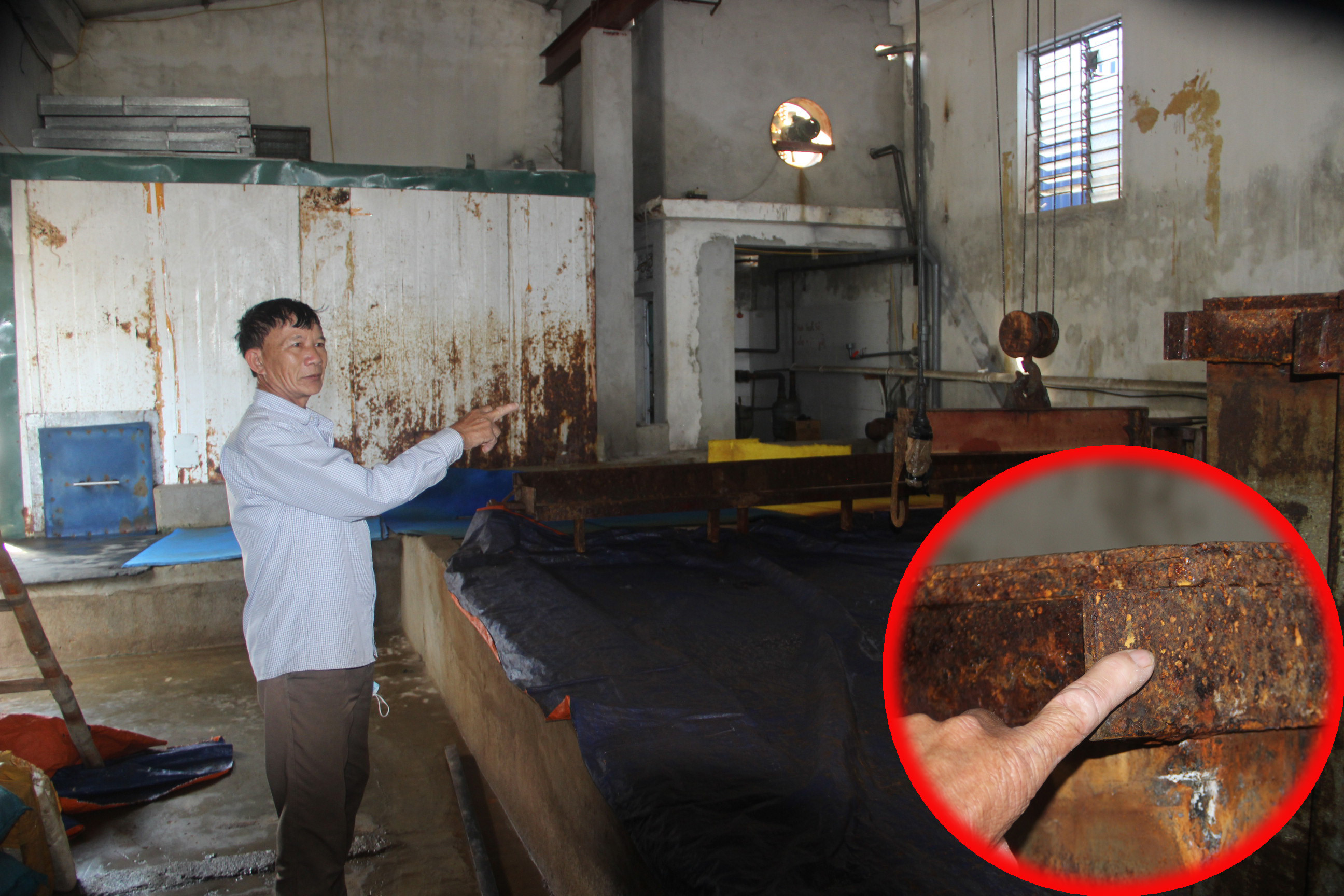 Khu vực sản xuất đá lạnh của gia đình ông Xuân phải ngừng hoạt động, máy móc gỉ sét, hư hỏng. Ảnh: Q.A
