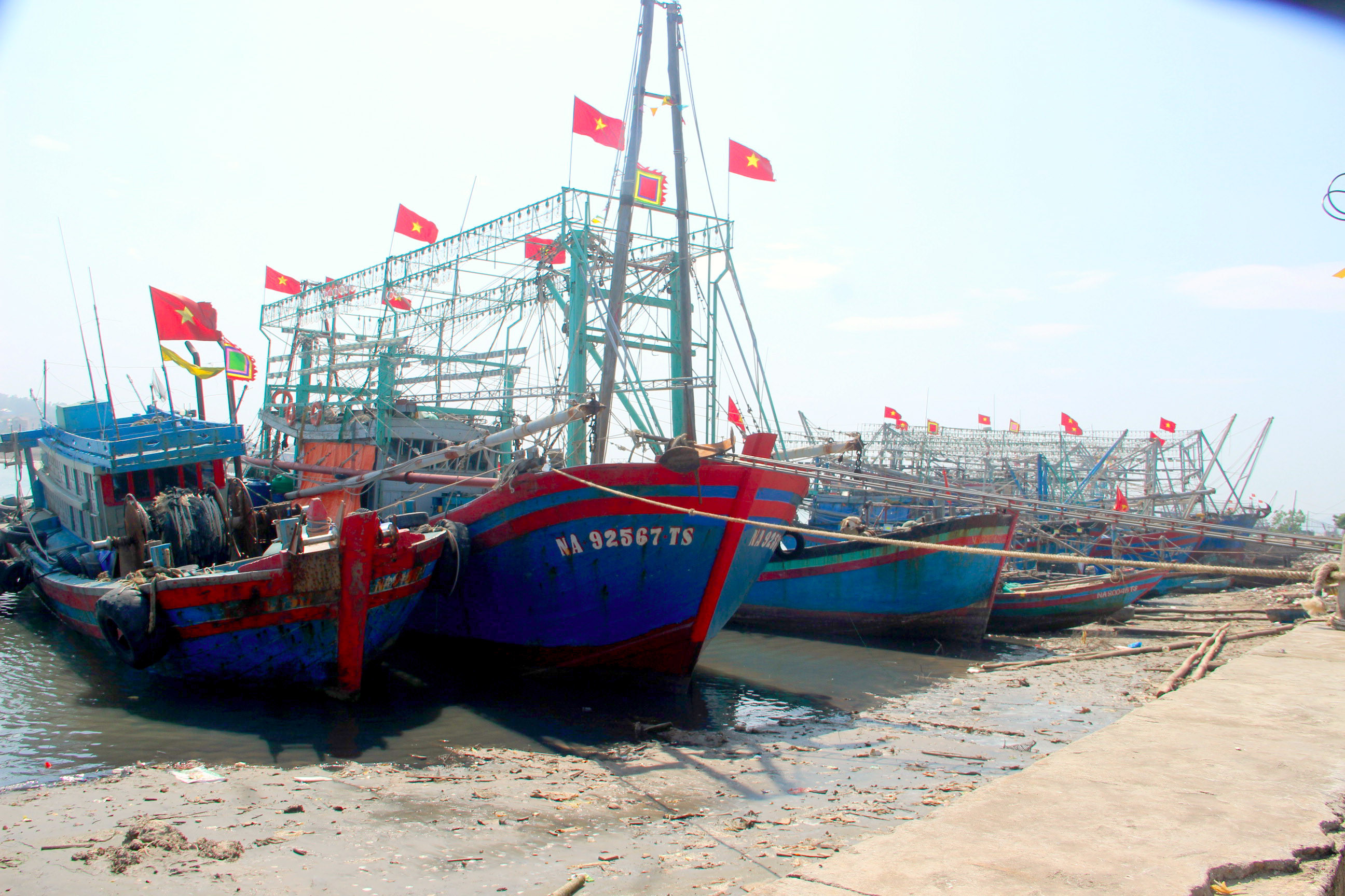 Nhiều tàu thuyền trên địa bàn xã Quỳnh Lập, T.X Hoàng Mai vẫn neo đậu ở bến, không ra khơi. Ảnh: Q.A