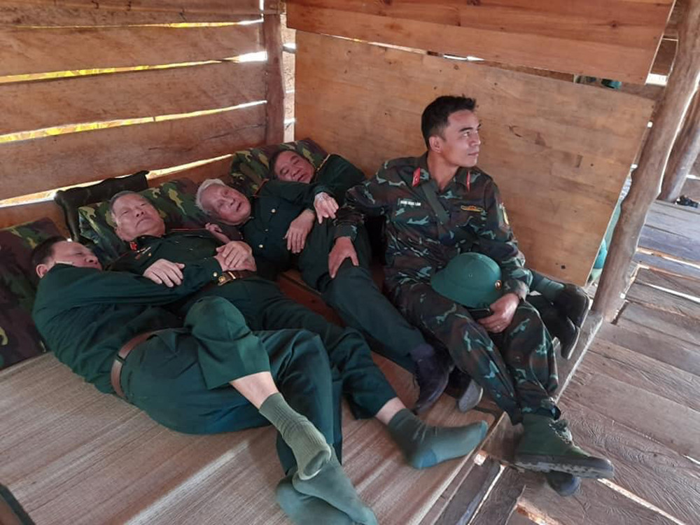 Phút nghỉ ngơi trong lán tạm của lão tướng Nguyễn Quốc Thước và các đồng đội. Ảnh: Hải Tuyết