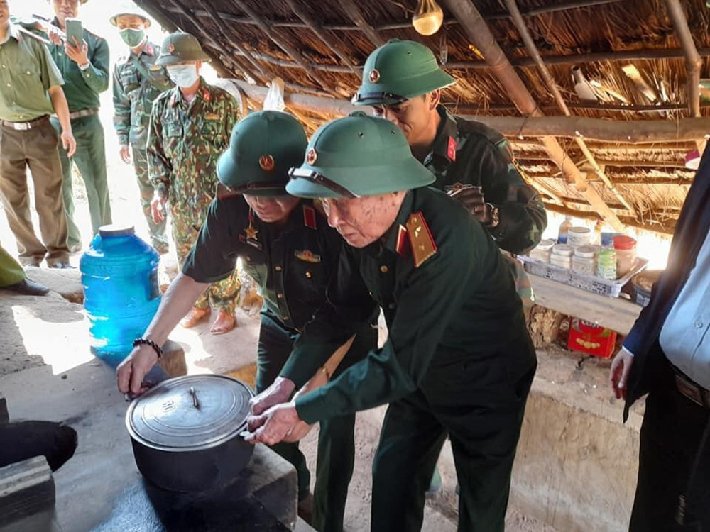 Trung tướng Nguyễn Quốc Thước thăm bếp ăn giữa rừng của chiến sỹ. Ảnh: Hải Tuyết