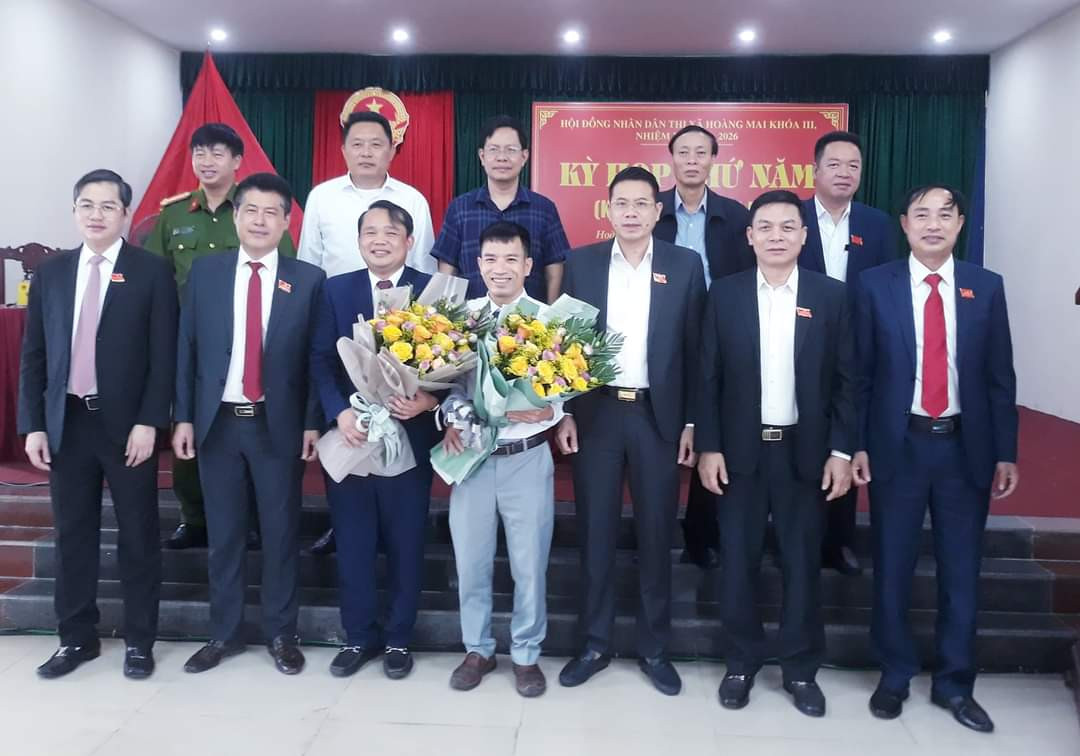 Lãnh đạo thị xã Hoàng Mai chúc mừng các đồng chí vừa được HĐND thị xã bầu đảm nhận các chức danh. Ảnh Hồ Thiêm