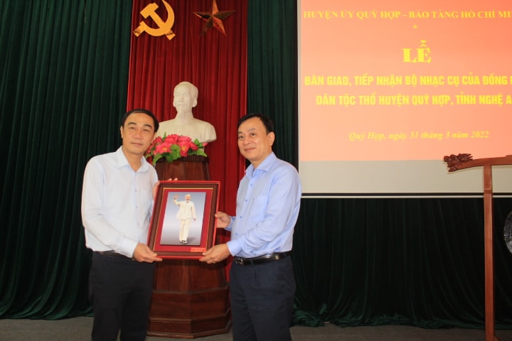 Bảo tàng Hồ Chí Minh tặng kỷ vật về Bác cho Ban tuyên giá tỉnh Nghệ An