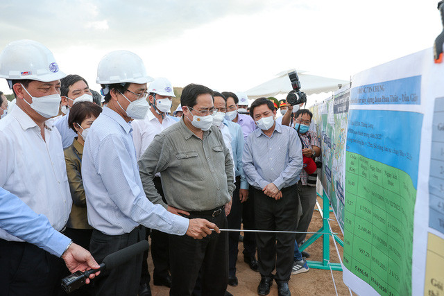 Thủ tướng nghe báo cáo tiến độ thi công dự án Phan Thiết - Dầu Giây. Ảnh VGP/Nhật Bắc
