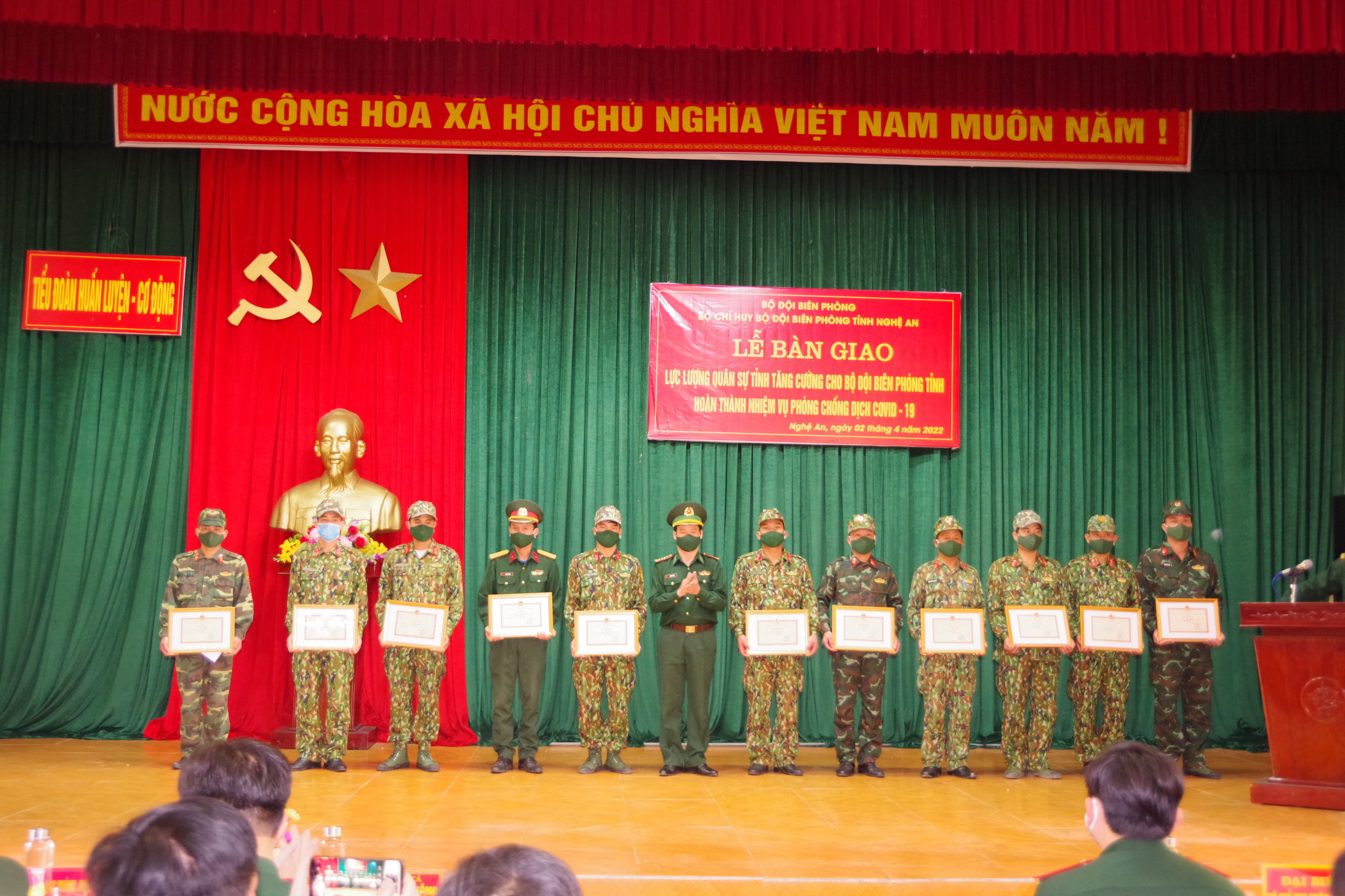 Đại tá Hồ Hữu Thắng - Phó Chỉ huy trưởng BĐBP Nghệ An tặng giấy khen của Bộ đội Biên phòng Nghệ An cho 11 cá nhân thuộc Bộ Chỉ huy Quân sự tỉnh Nghệ An trong thực hiện nhiệm vụ phòng chống dịch.