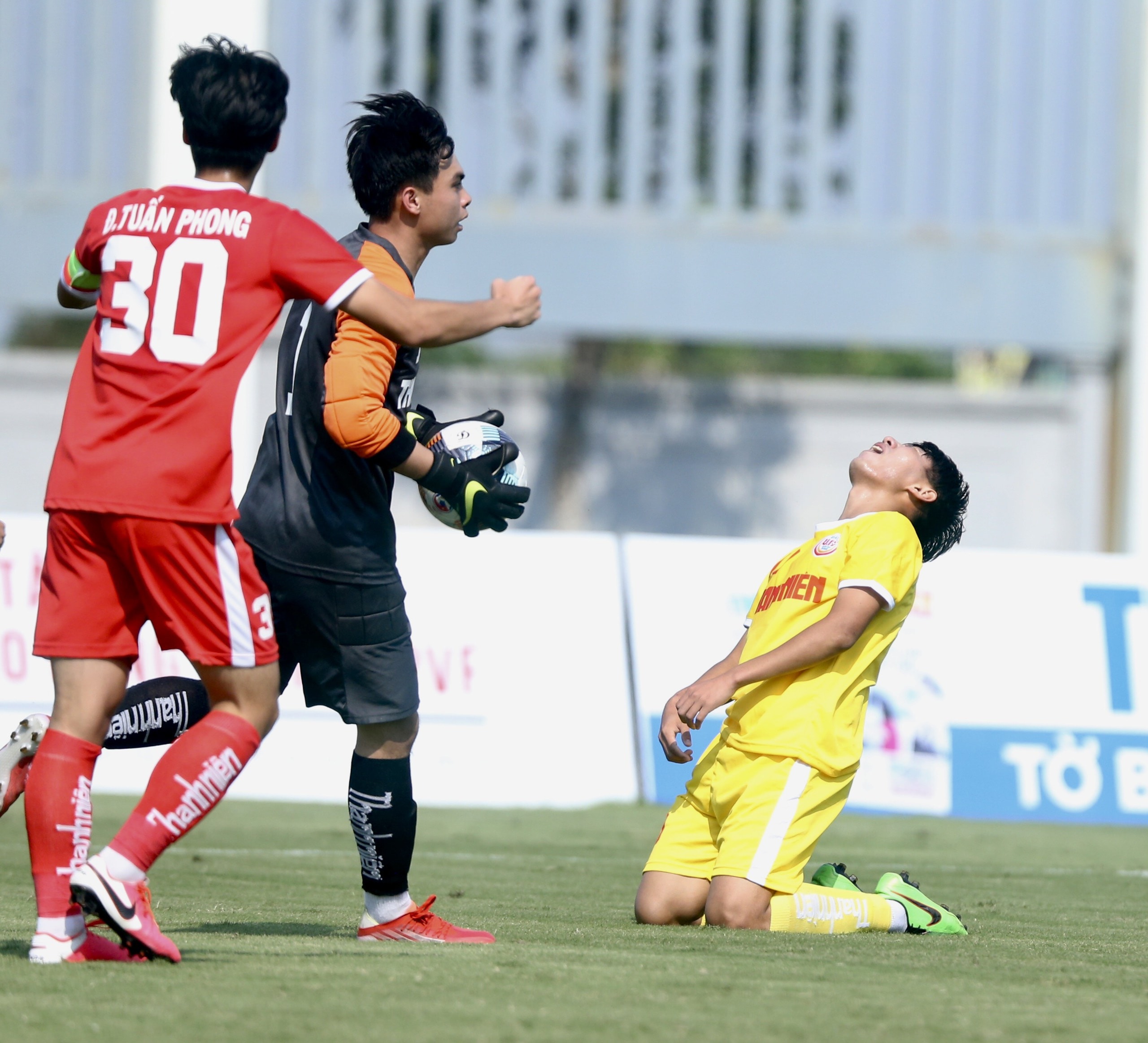 Pha phạm lỗi của hậu vệ U19 SLNA dẫn đến quả phạt đền cho U19 Viettel. Ảnh: Hải Hoàng