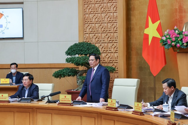 Thủ tướng Phạm Minh Chính nhấn mạnh quan điểm đầu tư công phải dứt khoát không manh mún, chia cắt, dàn trải, kéo dài, làm mất thời gian, tăng thủ tục hành chính, giảm hiệu quả đầu tư. - Ảnh: VGP/Nhật Bắc