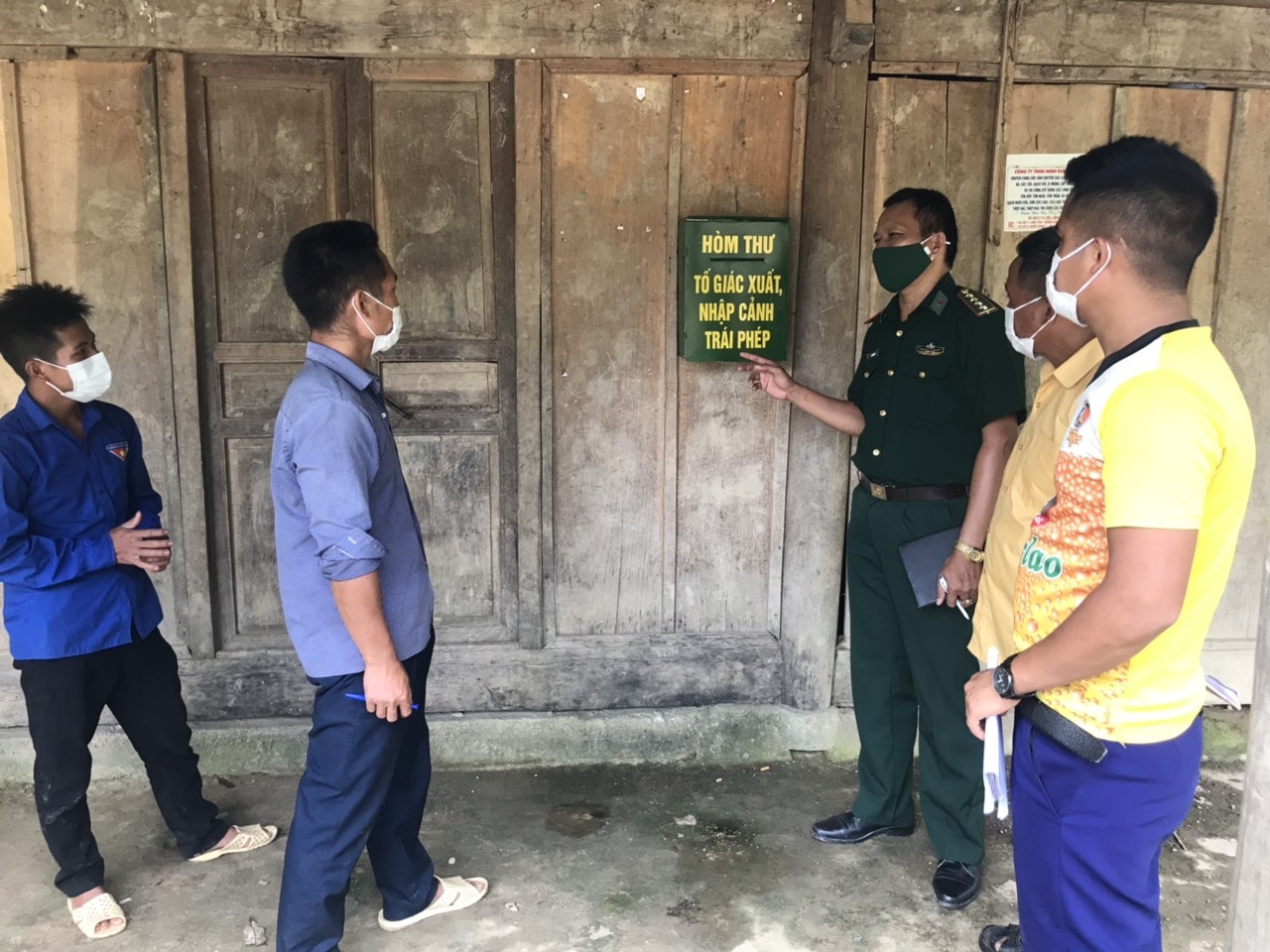 Đồn biên phòng Mỹ  Lý lắp đặt hòm thư tôs giác người xuất nhập cảnh trái phép. Ảnh tư liệu : Hoài Thu
