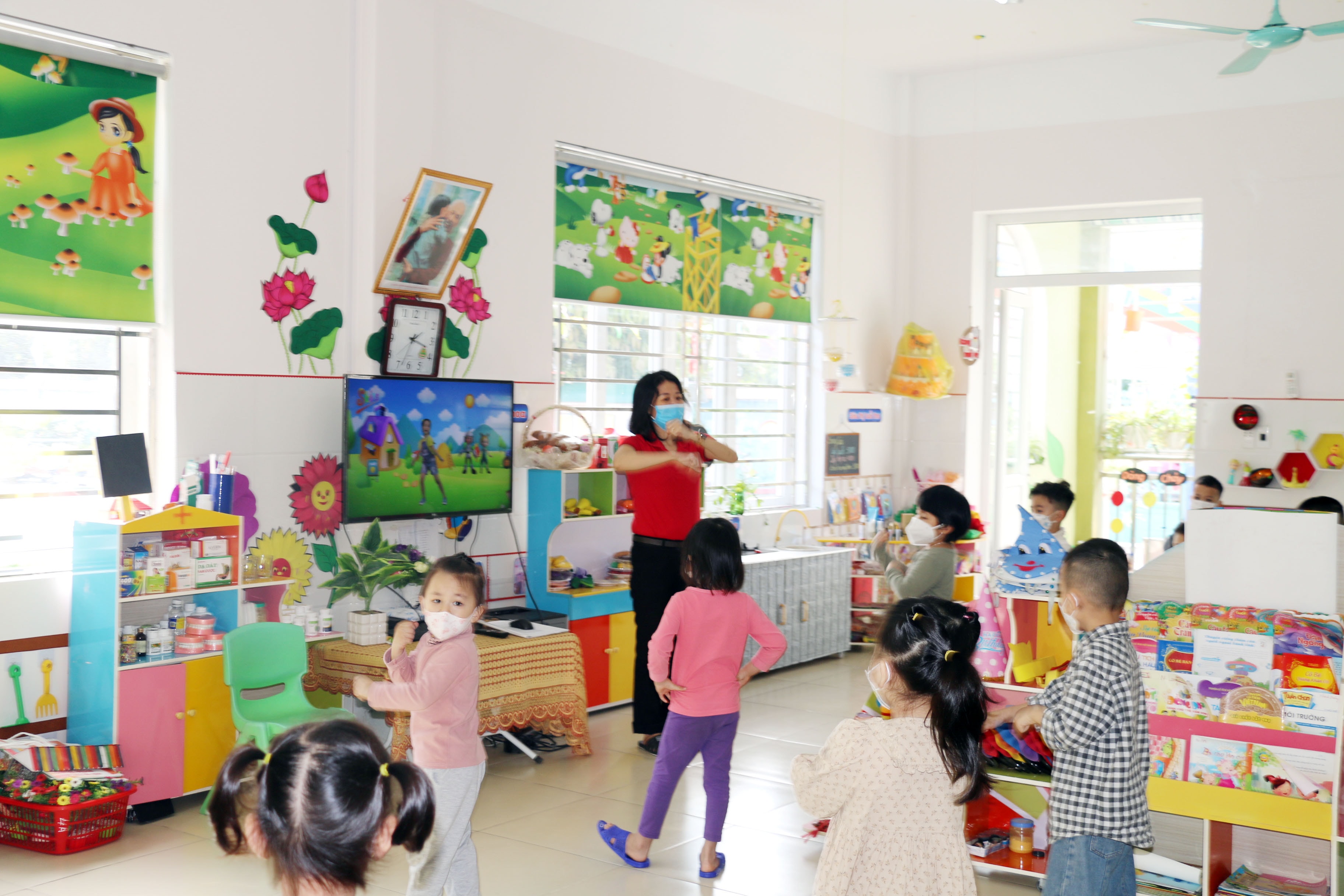 Giờ học thể dục của học sinh mầm non. Ảnh: MH