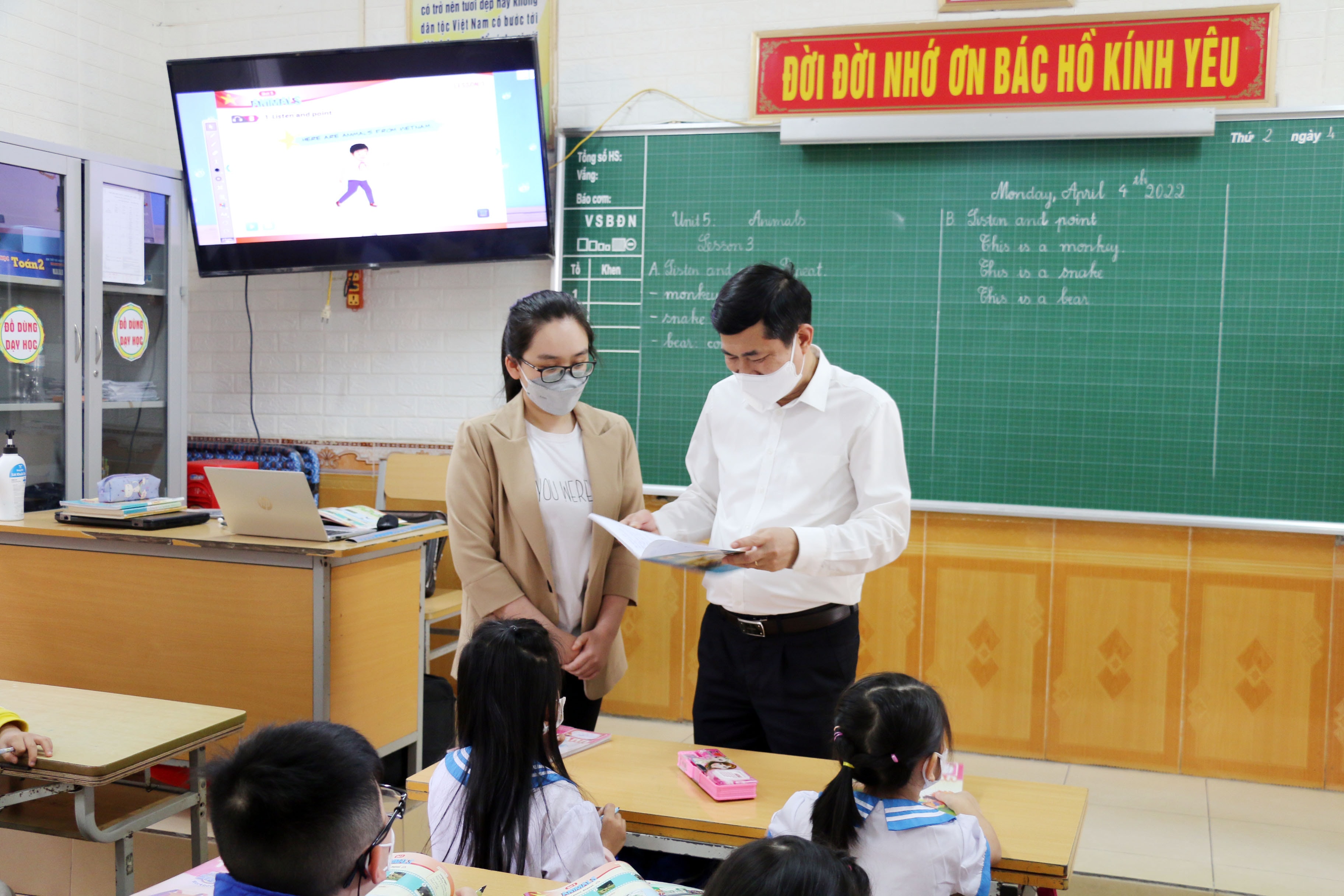 Giám đôc Sở Giáo dục và Đào tạo kiểm tra việc dạy học cho học sinh tại Trường Tiểu học Lê Lợi. Ảnh: MH
