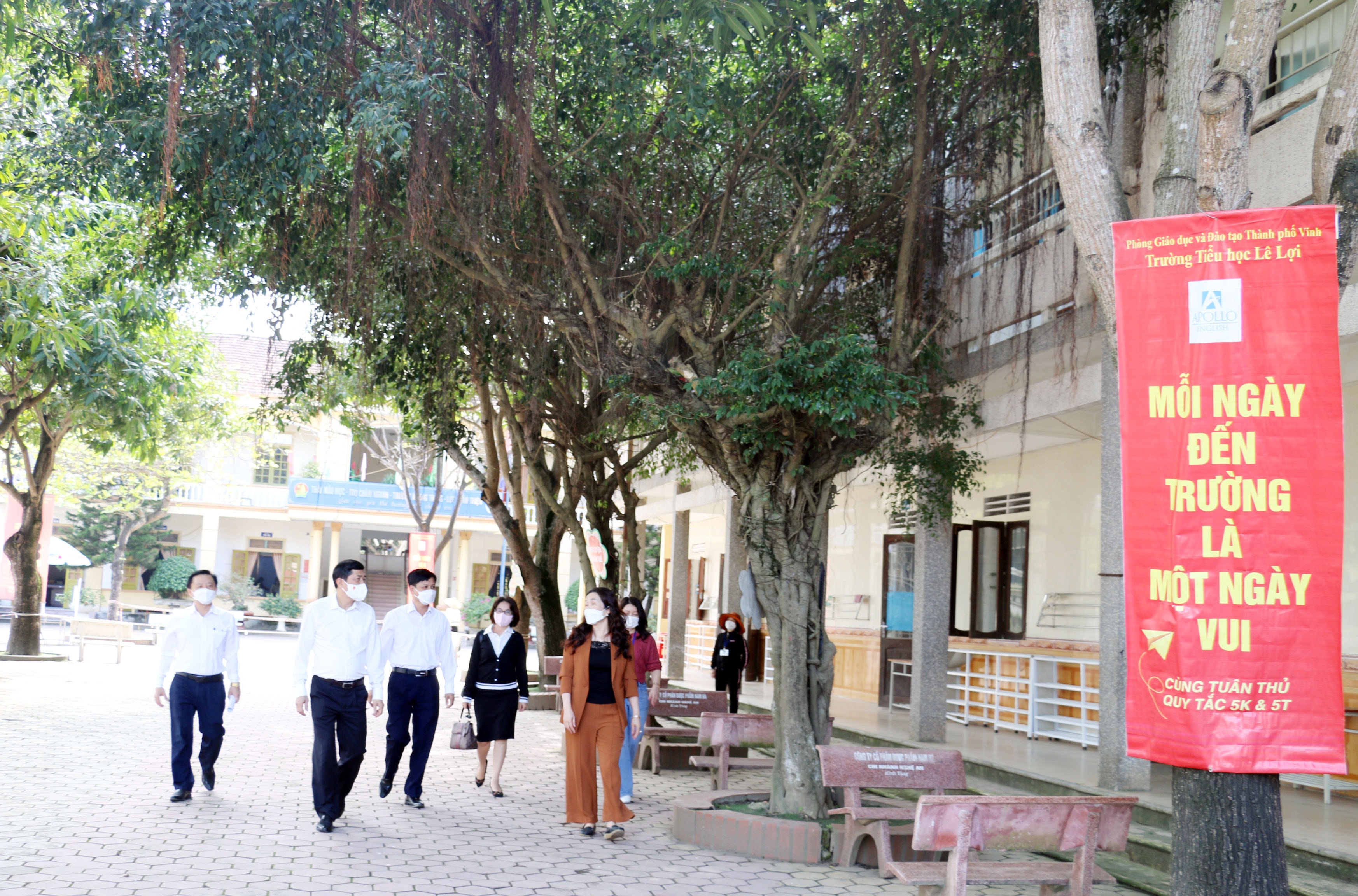 Đoàn công tác của Sở Giáo dục và Đào tạo và Phòng Giáo dục và Đào tạo TP Vinh kiểm tra việc dạy học tại các nhà trường. Ảnh: MH