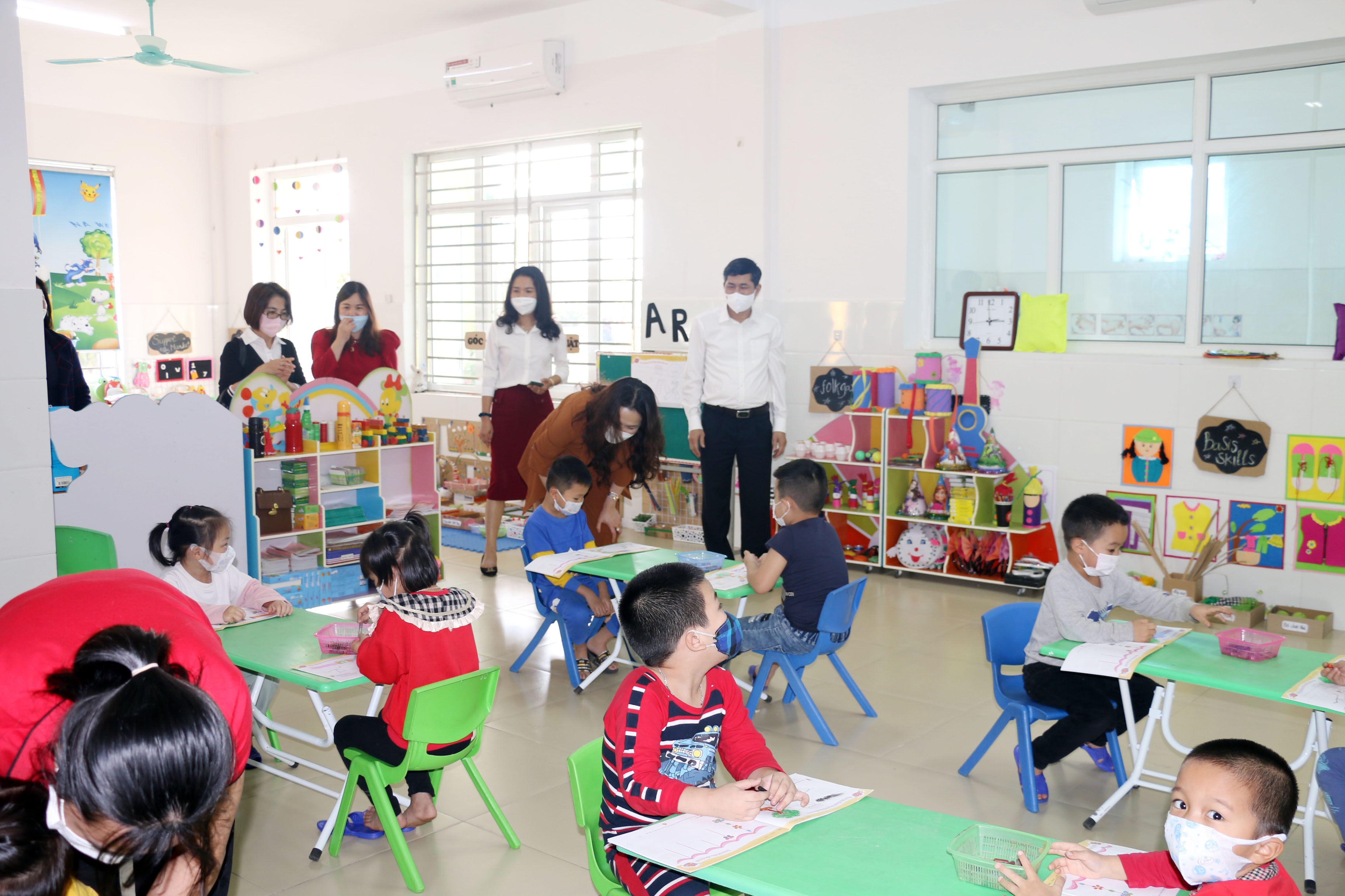 Các lớp học ở Trường mầm non Lê Lợi được chia đôi để đảm bảo giãn cách. Ảnh: MH