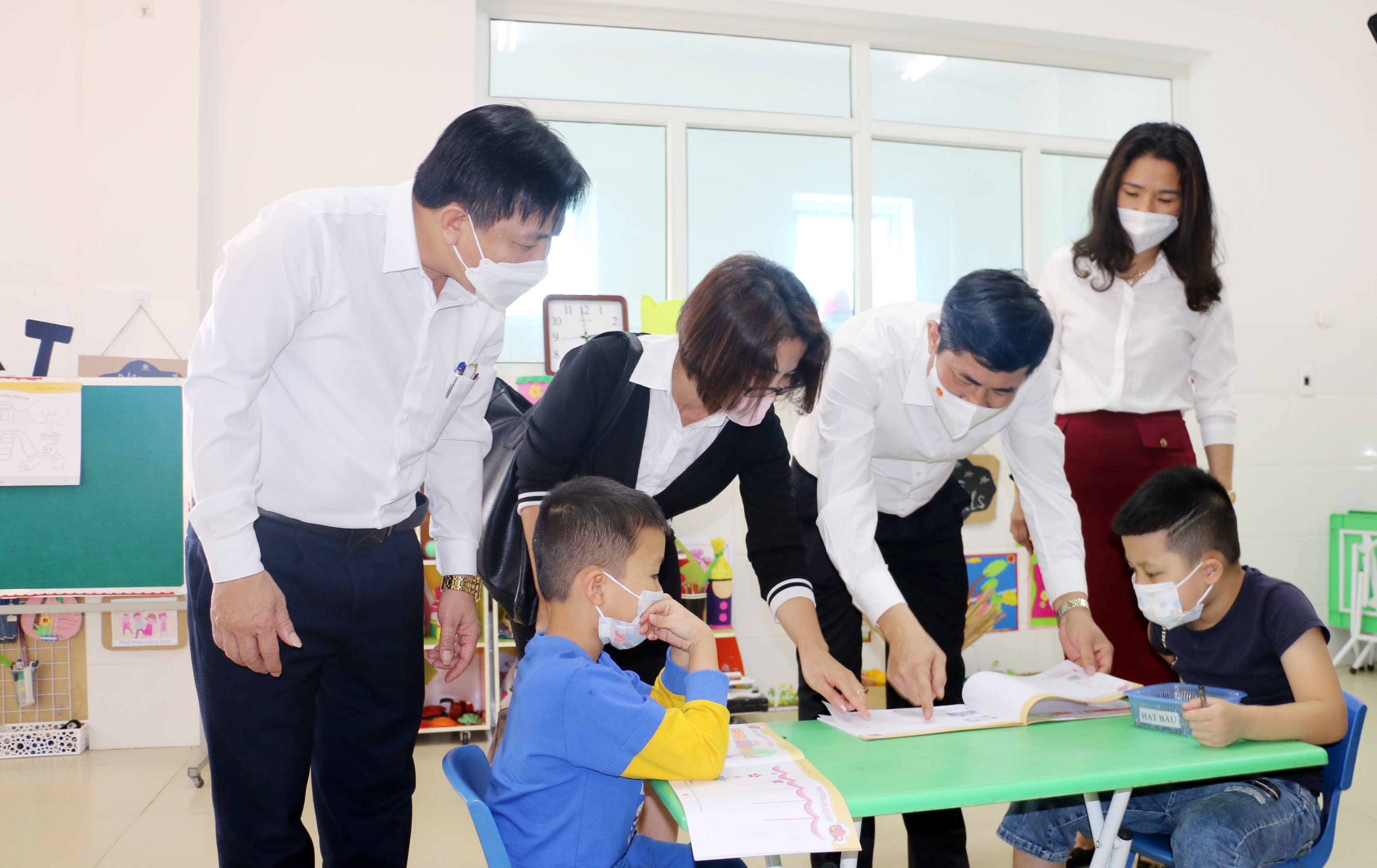 Kiểm tra việc dạy học với học sinh mầm non tuổi. Ảnh: MH