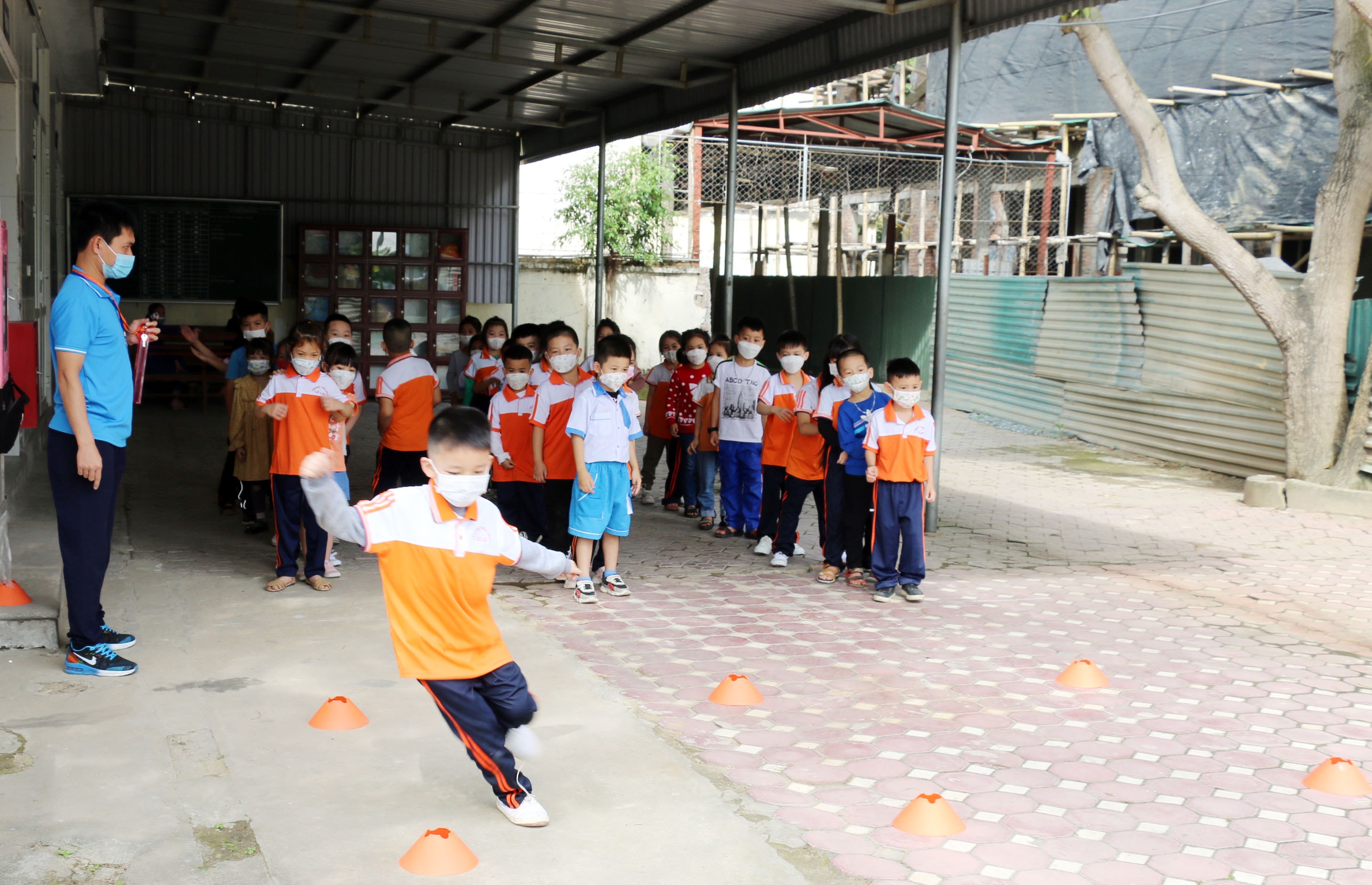 Tăng cường các hoạt động ngoài trời cho học sinh. Ảnh: MH