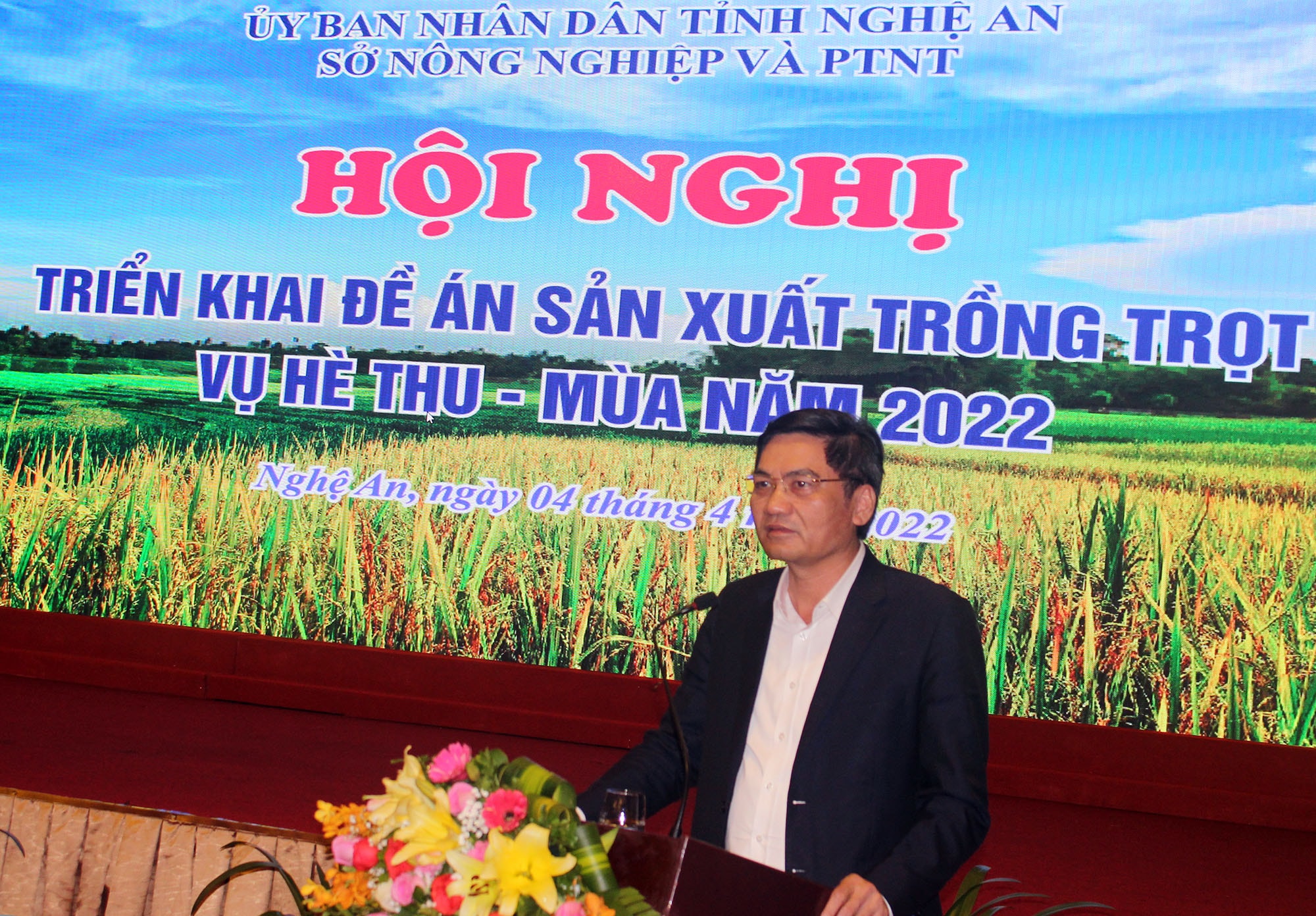 Đồng chí Hoàng Nghĩa Hiếu yêu cầu các địa phương sớm xây dựng kế hoạch sản xuất vụ hè thu- mùa. Ảnh: Phú Hương